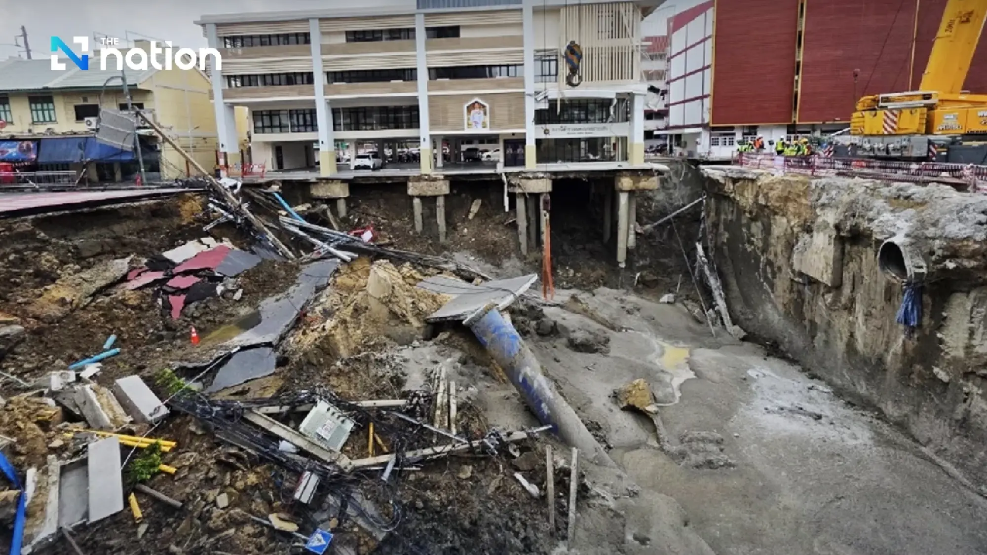 Traffic over Samsen Road sinkhole to partially resume on Oct 8