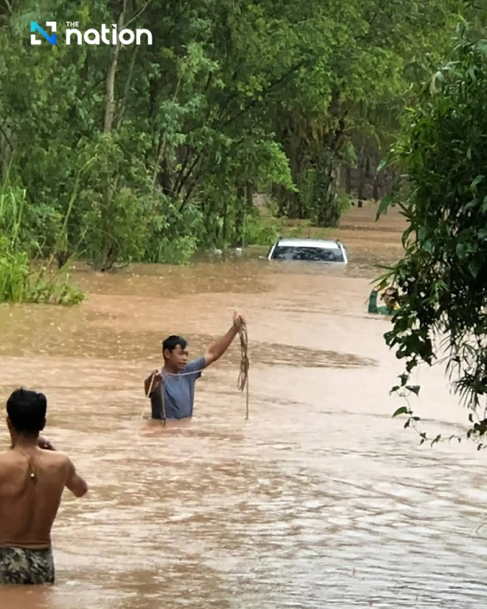 Loei Flooding: Typhoon Mitag Unleashes Flash Flood in Phu Ruea, Submerging Car