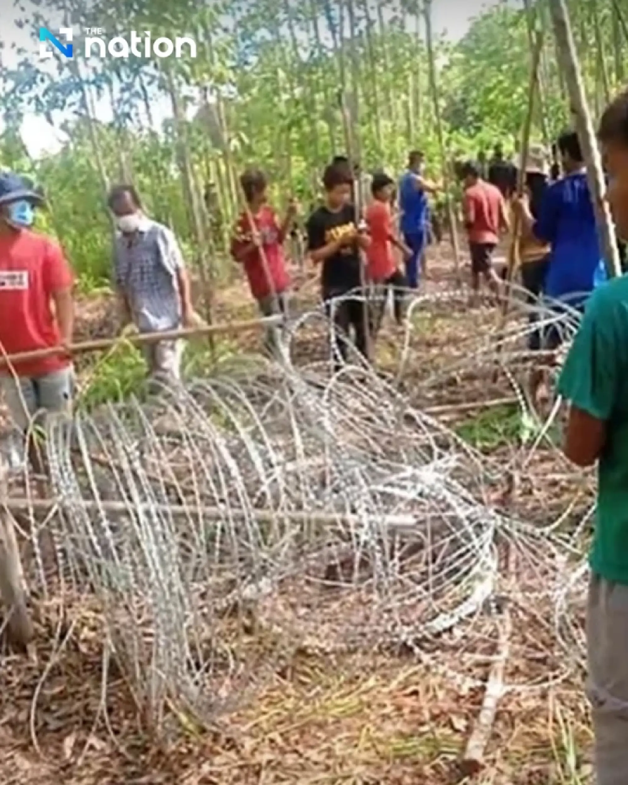 Cambodians dismantle razor wires at Ban Nong Chan again