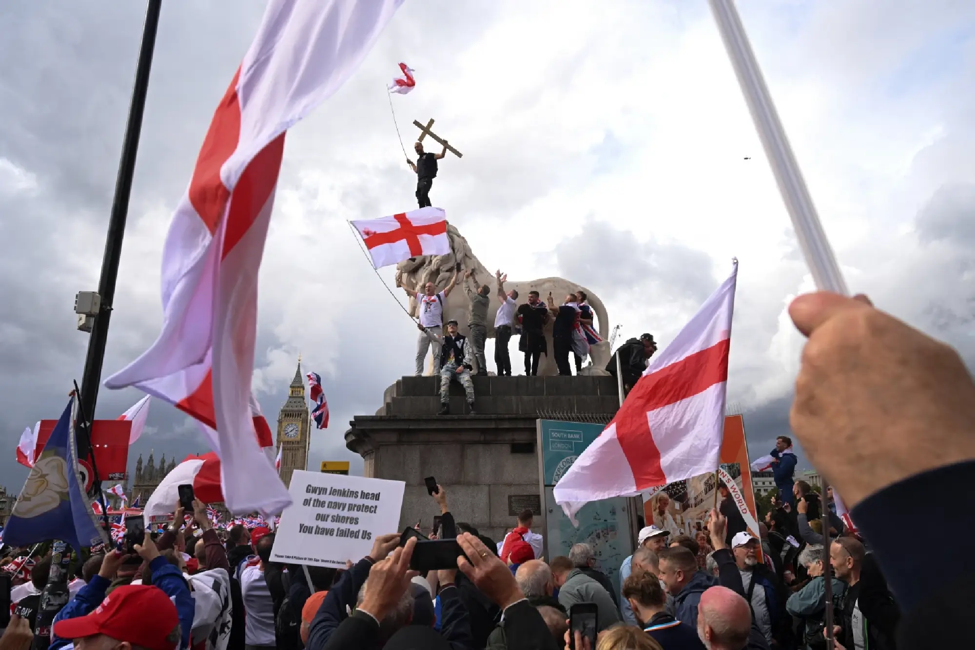 Police and protesters scuffle as 110,000 join anti-migrant London protest