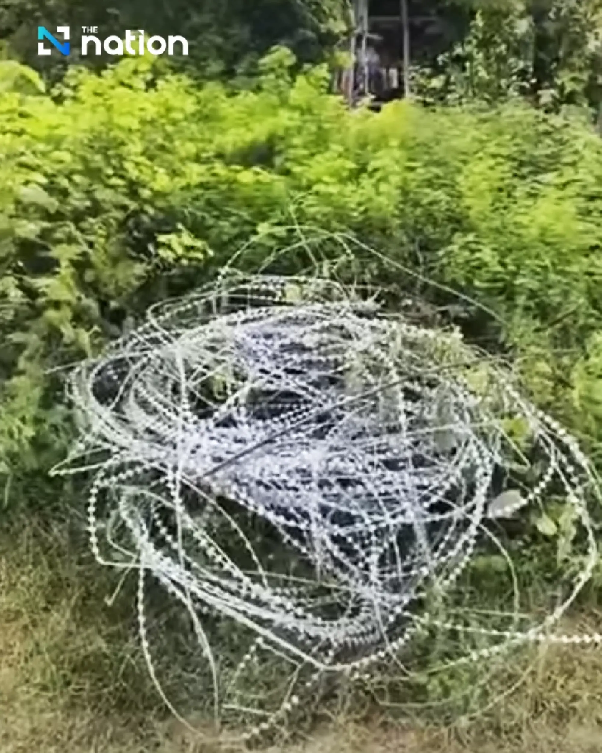 Cambodians dismantle razor wires at Ban Nong Chan again