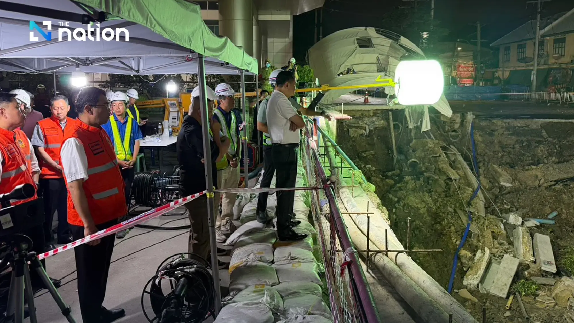 Traffic over Samsen Road sinkhole to partially resume on Oct 8