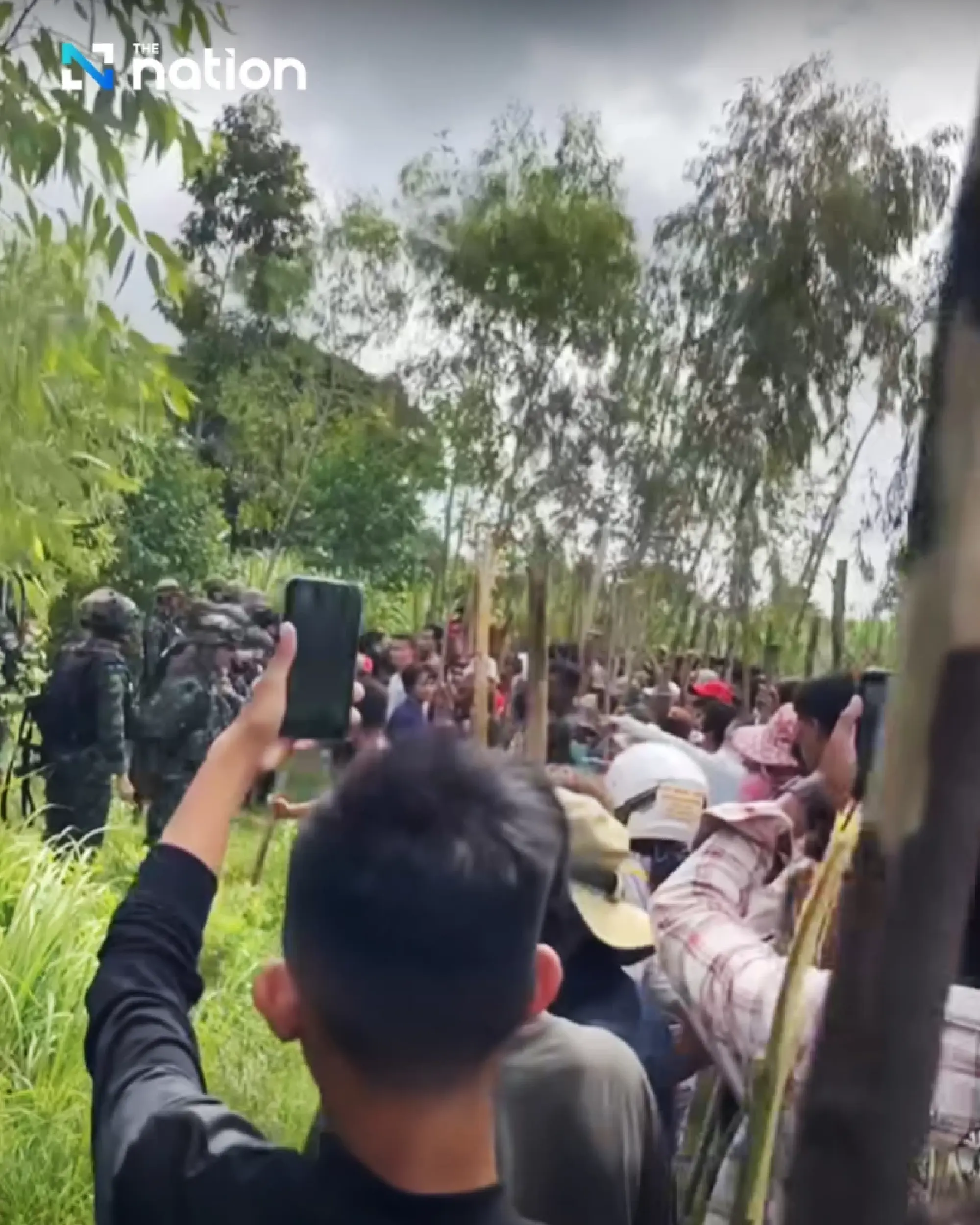 Cambodians confront Thai troops at Sa Kaeo border following eviction order
