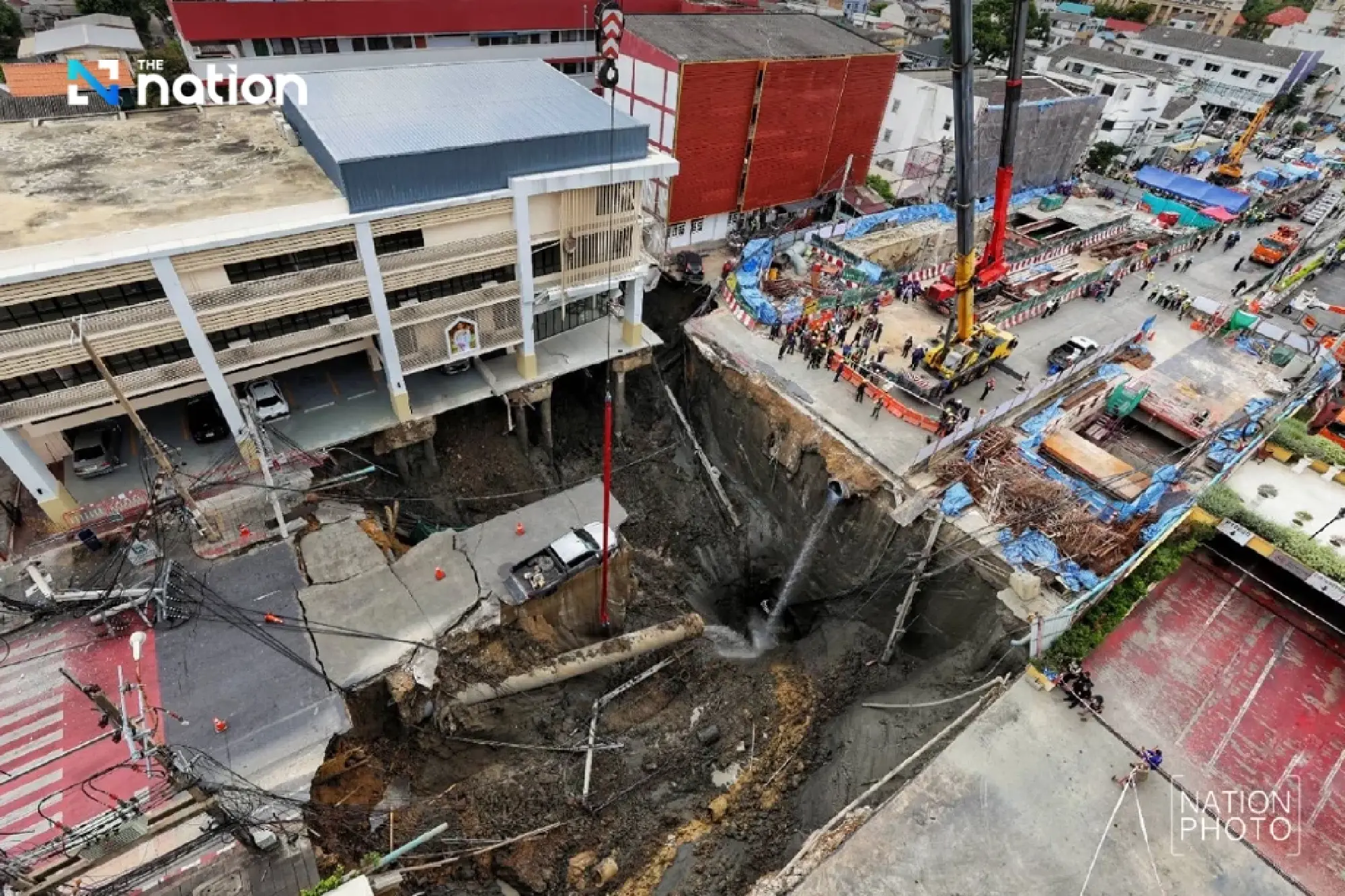 Authorities remove stranded truck from Vajira Hospital sinkhole, evacuation underway