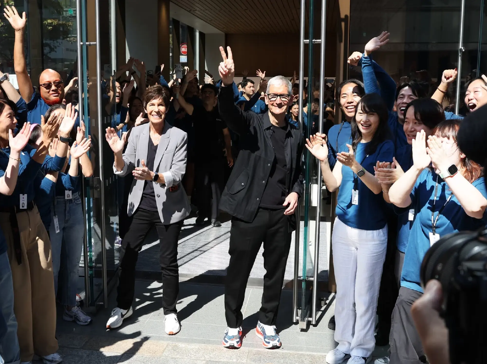 Apple Ginza Reopens at Original Location after 3 Years