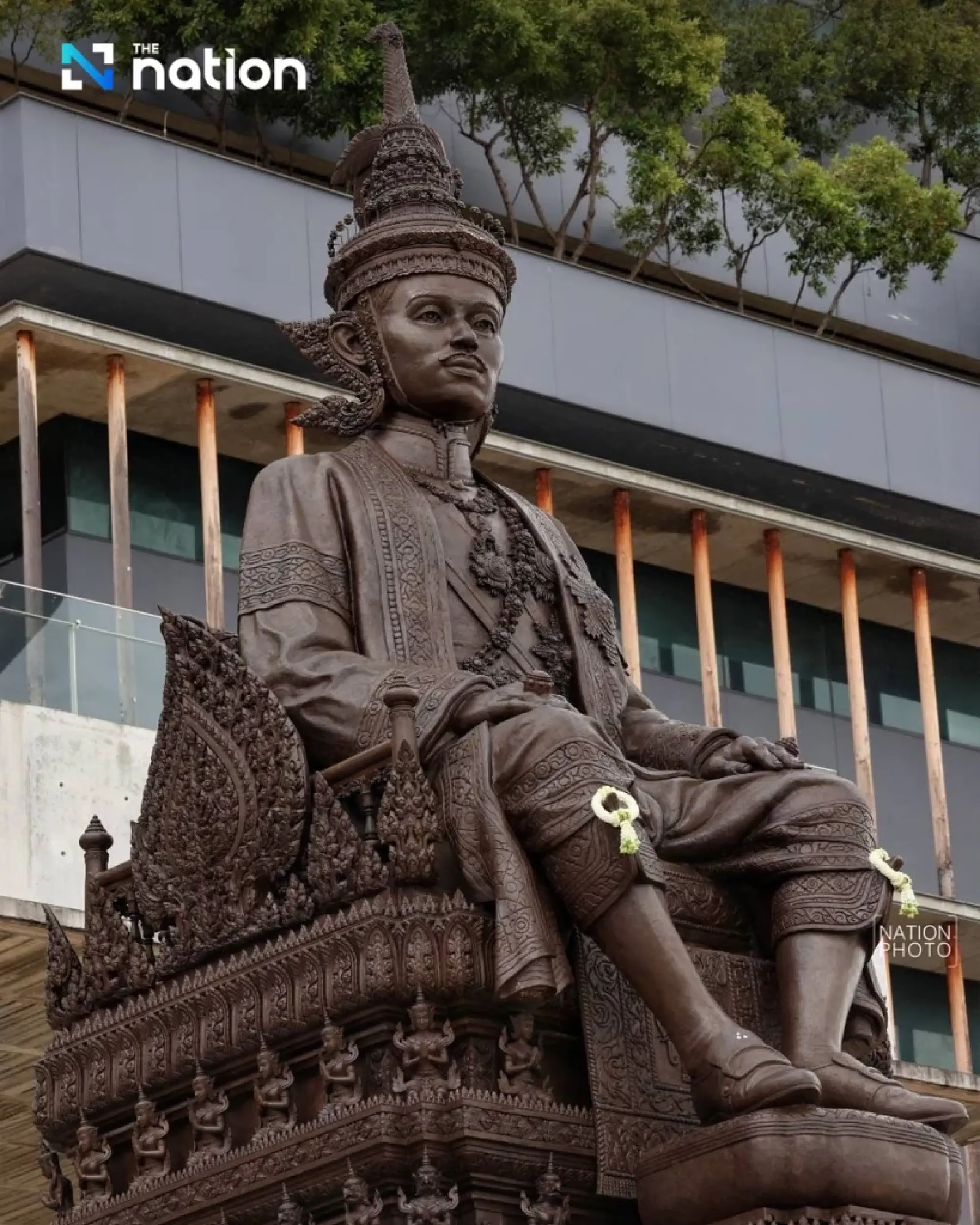 Parliament enshrines new King Rama VII statue at front of building