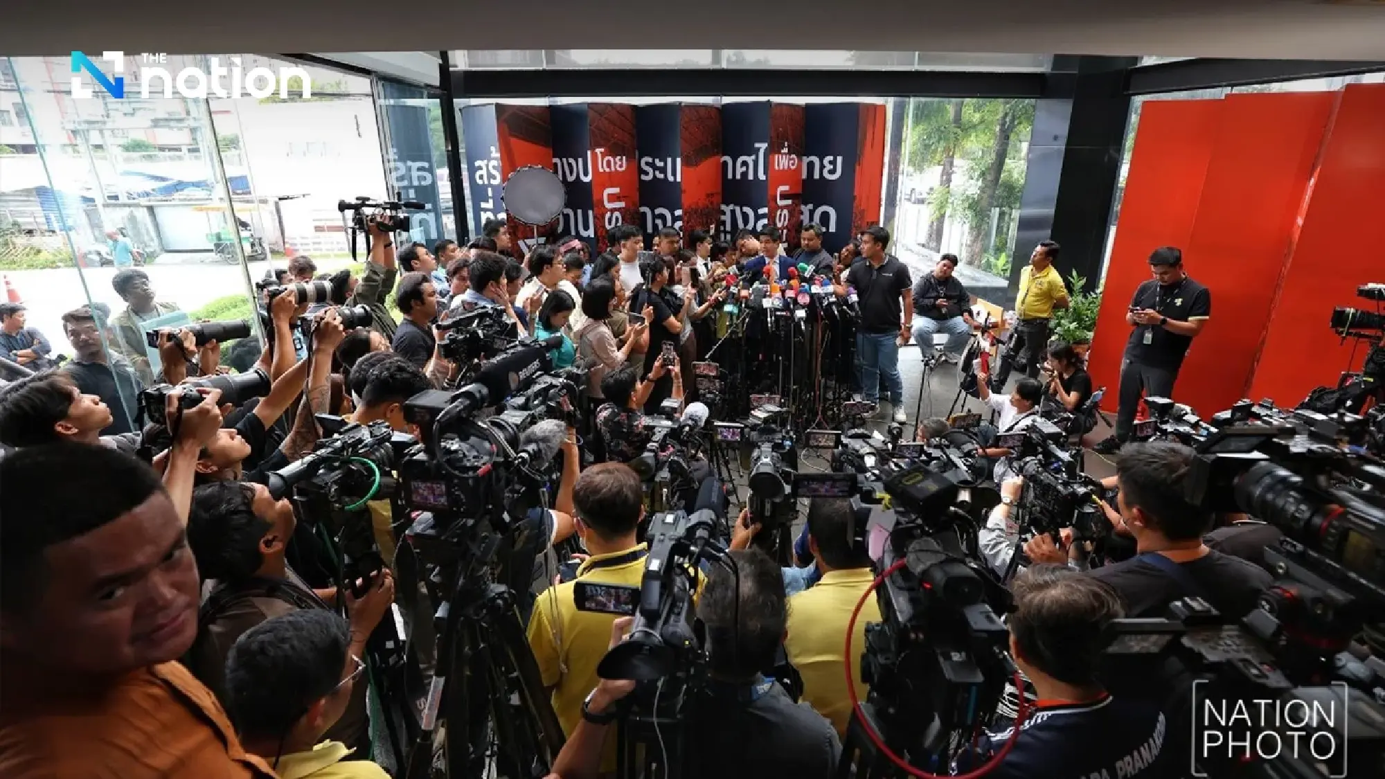 People’s Party challenges Pheu Thai to dissolve House immediately