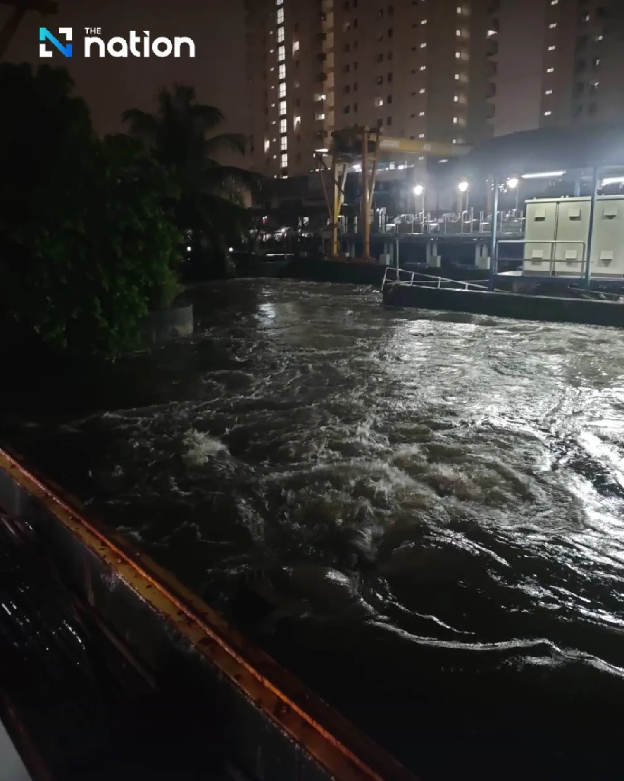 13 schools in Samut Prakan closed due to severe flooding and high tides