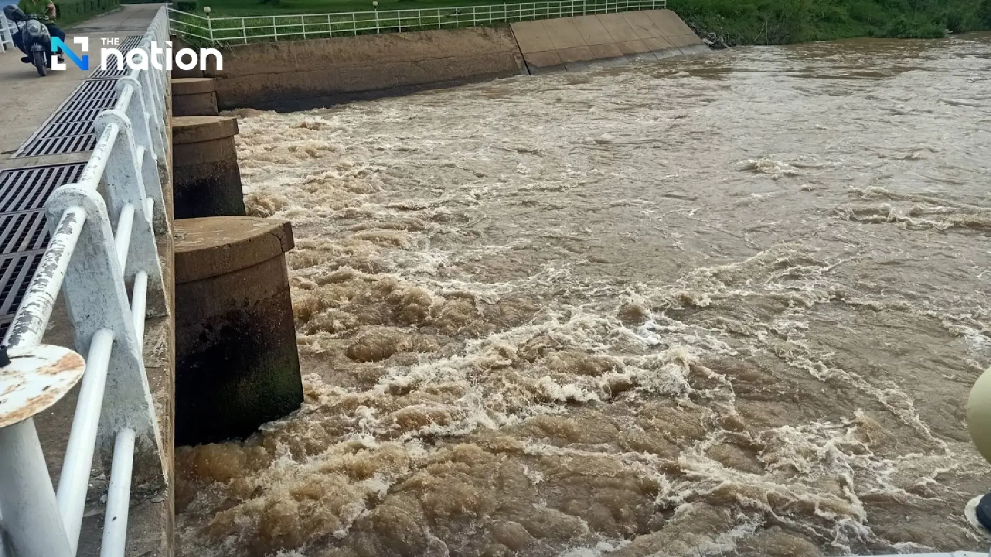 Chao Phraya river near critical level: three provinces warned of heavy flooding as dam releases increase