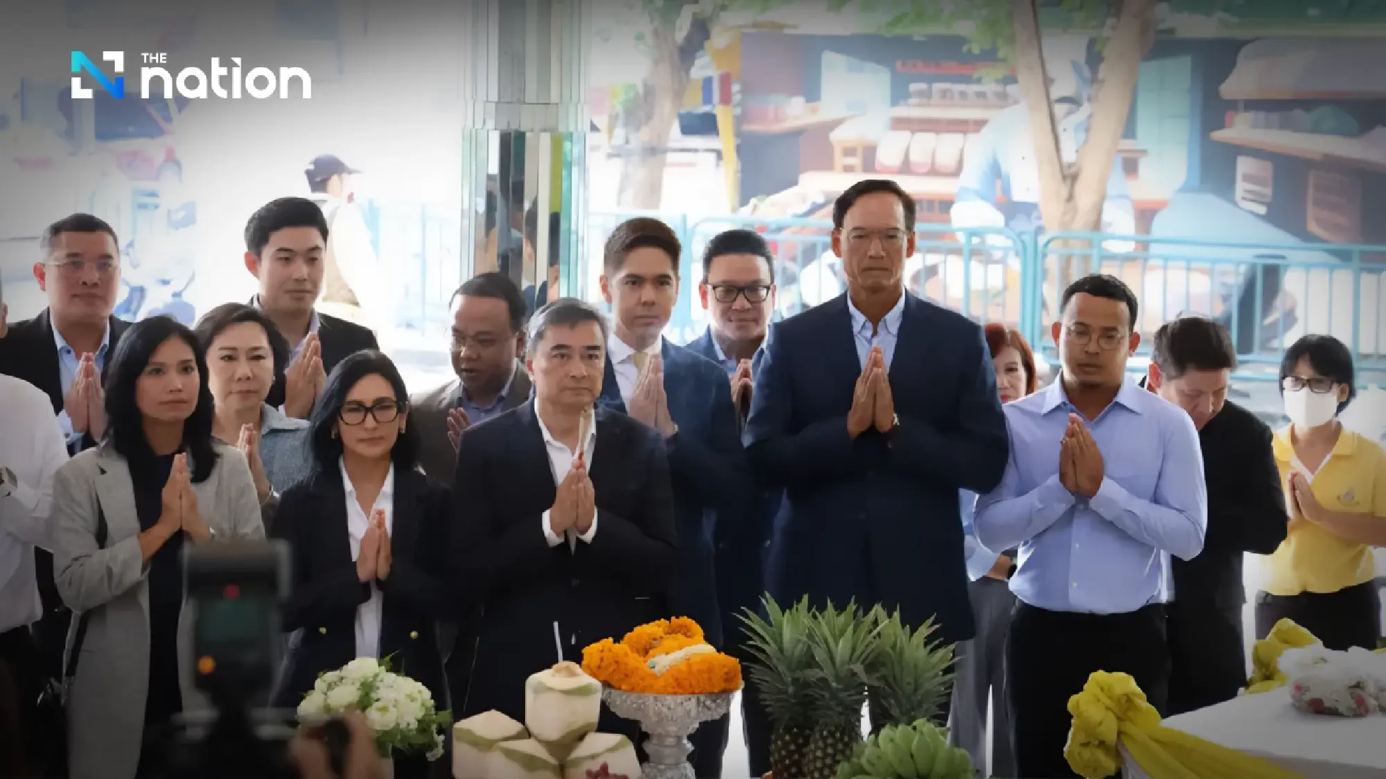 Abhisit to meet top business leaders on Oct 28 to shape Democrat Party policy