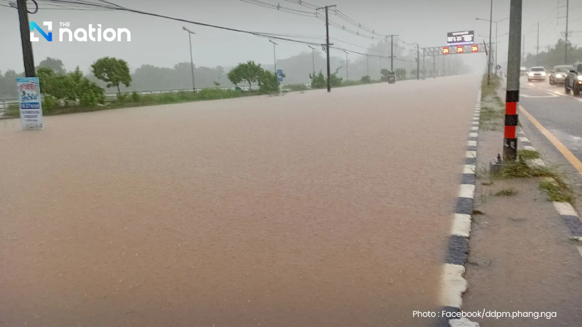 Flash floods hit Khao Lak tourist hub in Phang Nga, forcing hundreds to flee