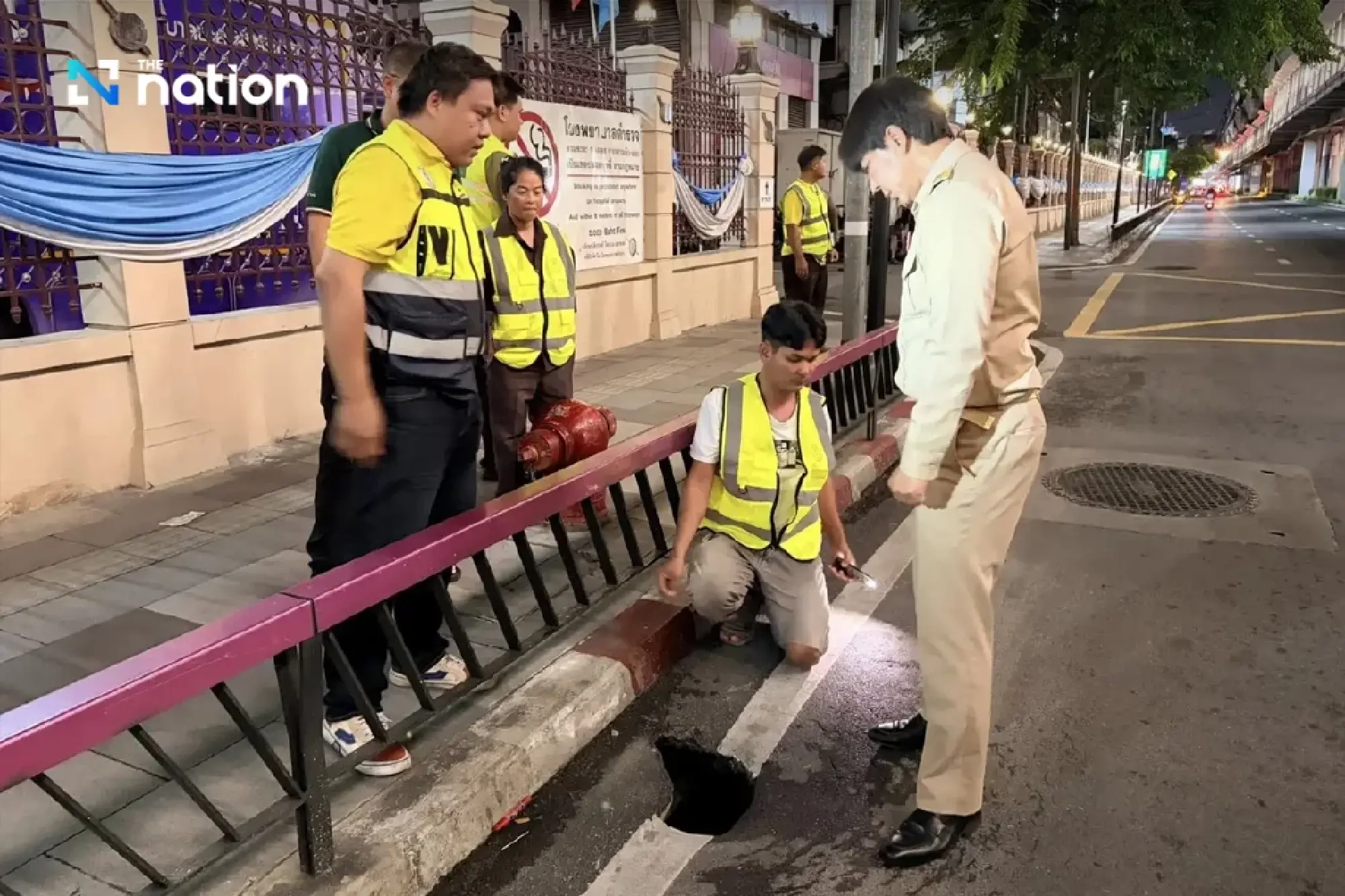 Drivers warned as small sinkhole appears on Rama 1 Road outside Police General Hospital