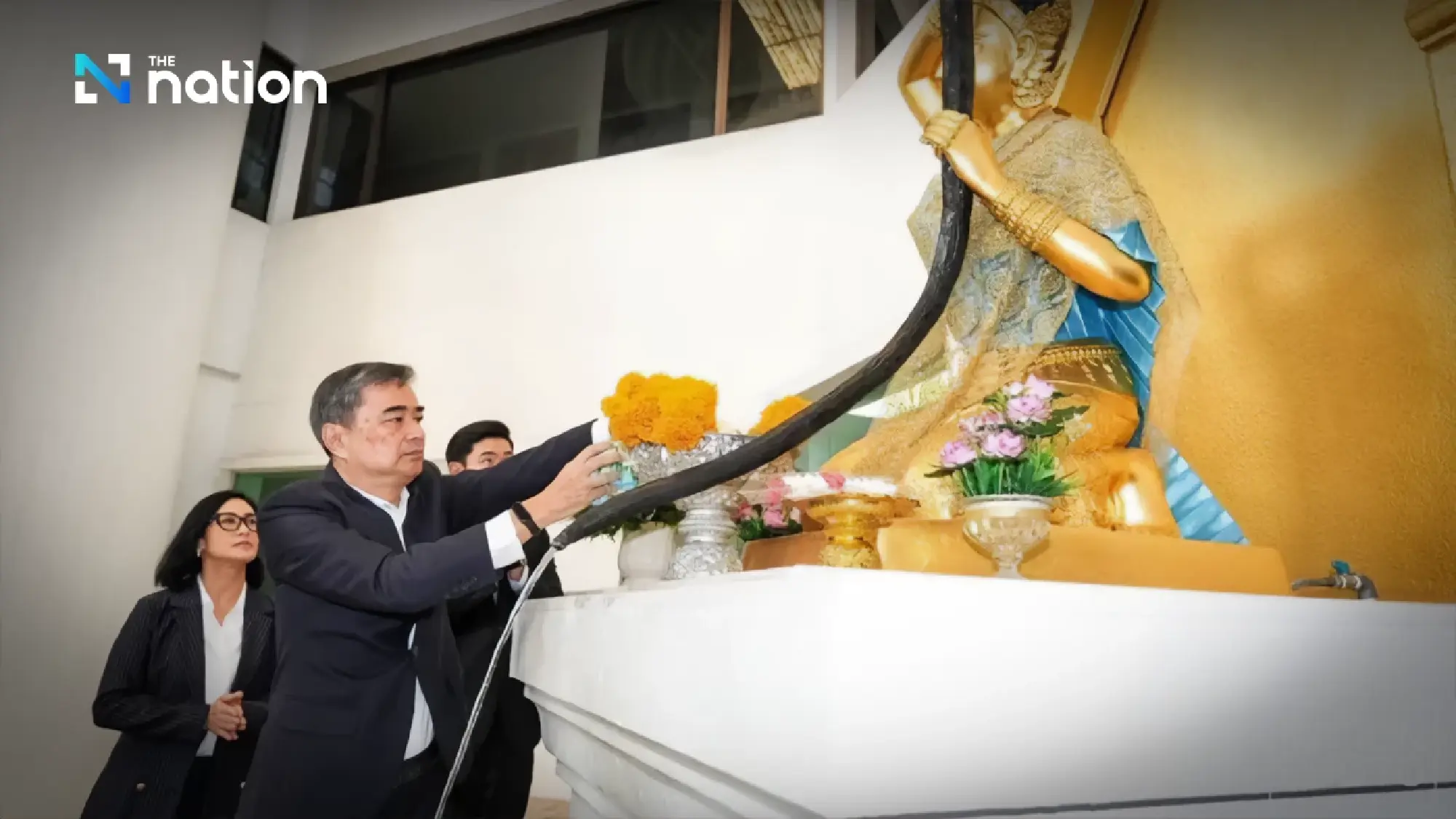 Abhisit to meet top business leaders on Oct 28 to shape Democrat Party policy