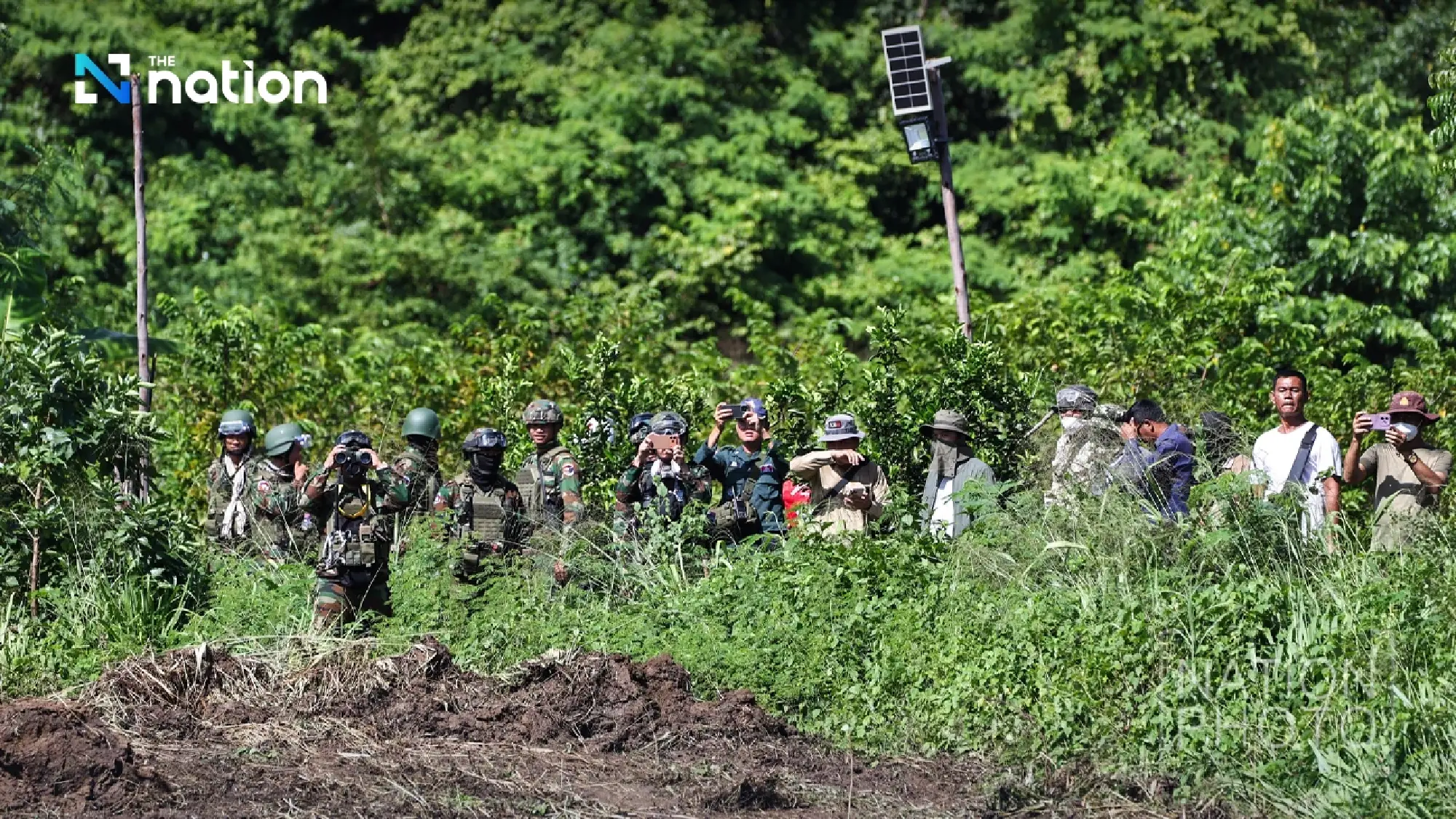 Thai troops press on with mine clearance despite Cambodian onlookers