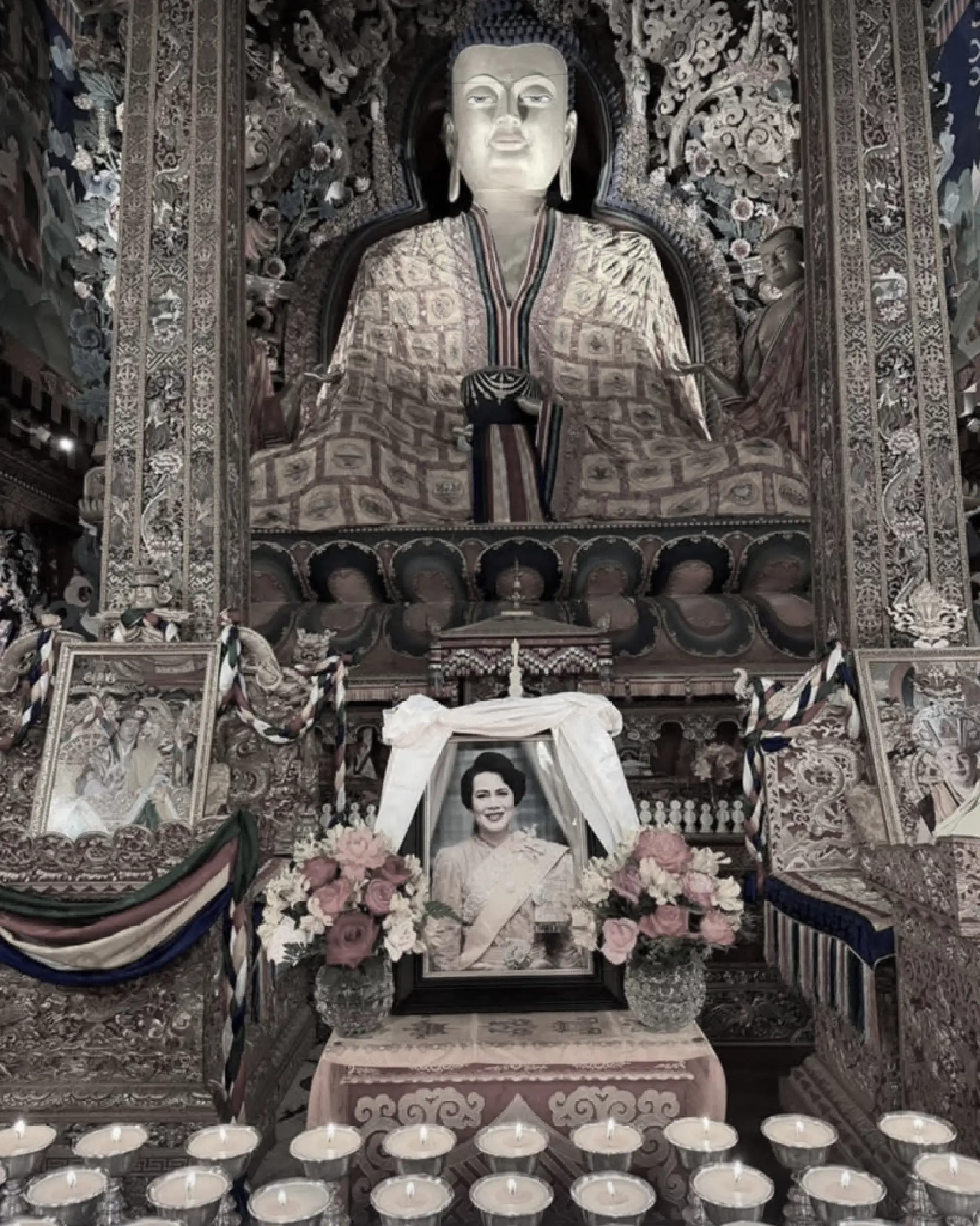 King Jigme of Bhutan lights a thousand butterlamps to honour Queen Sirikit