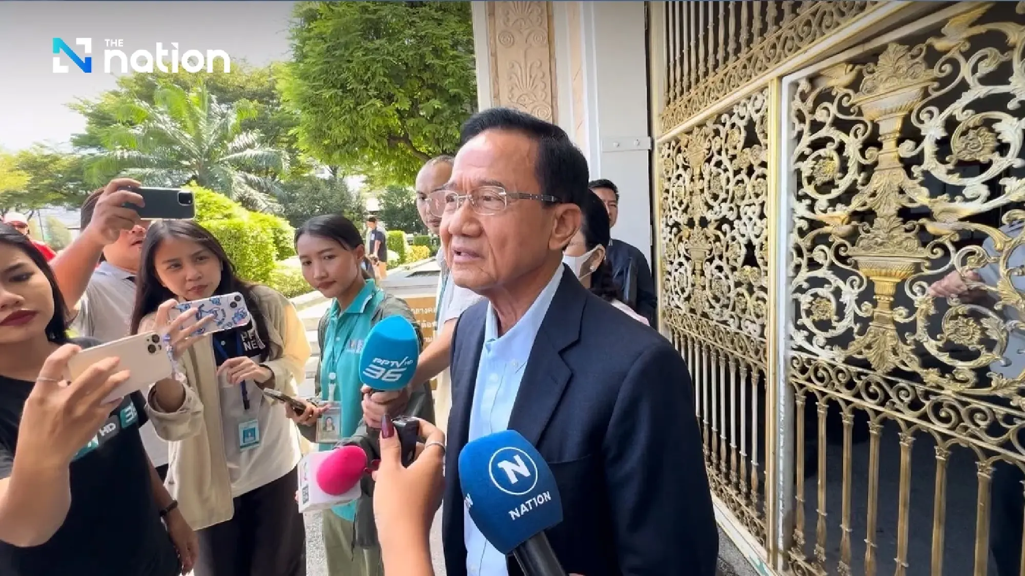 Sister, brother-in-law visit Thaksin at Klong Prem Prison on Monday