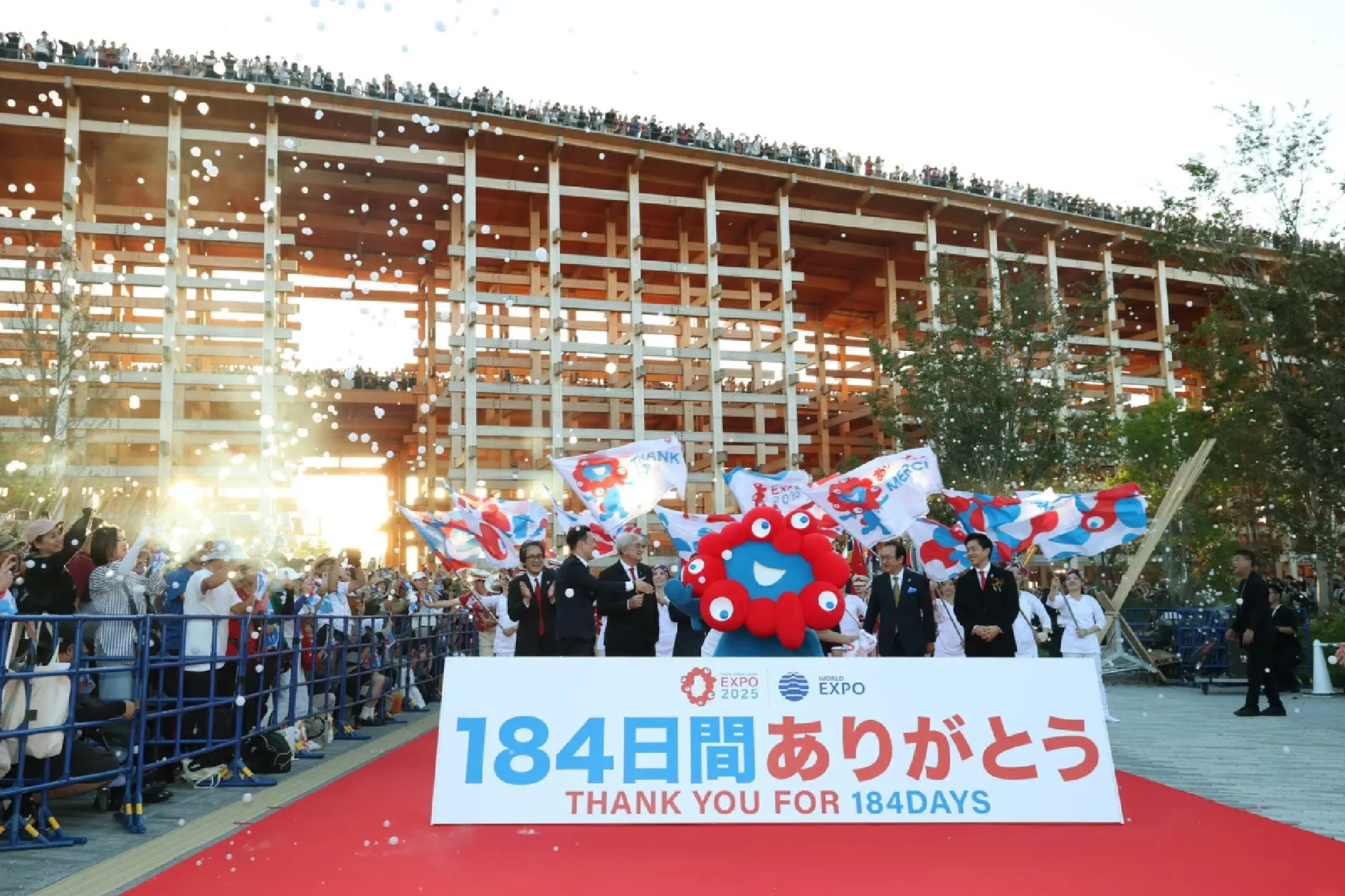 Visitors Enjoy Osaka Expo on Final Day