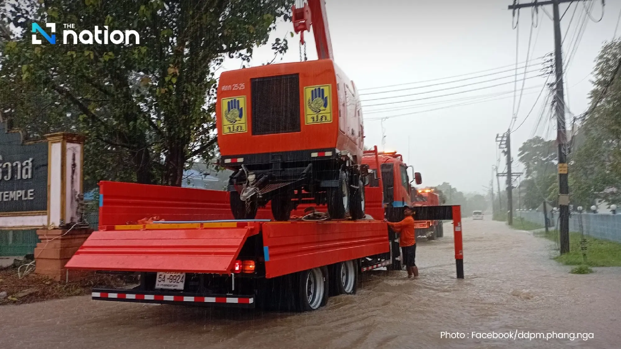 Flash floods hit Khao Lak tourist hub in Phang Nga, forcing hundreds to flee
