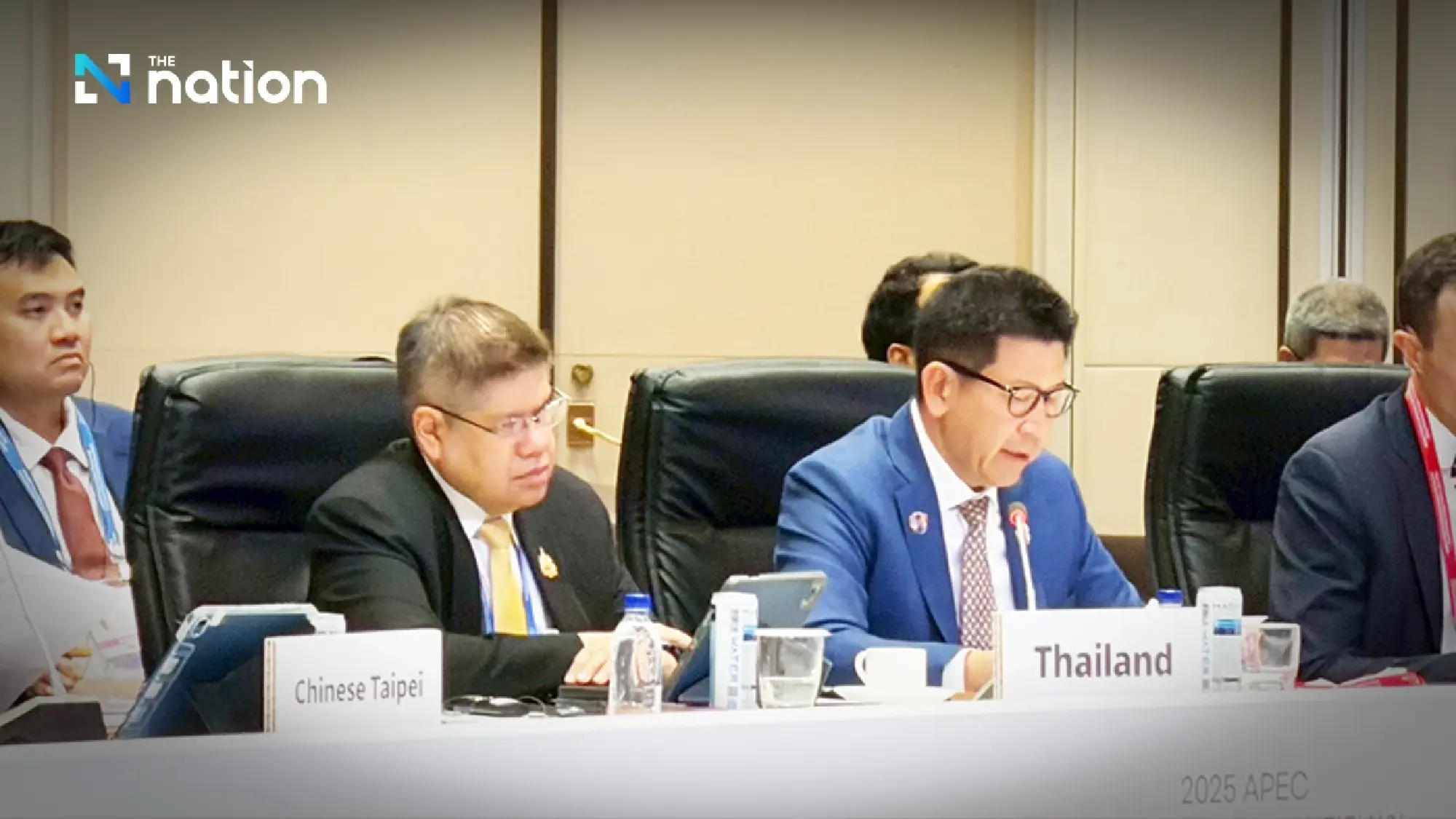 (right) Ekniti Nitithanprapas