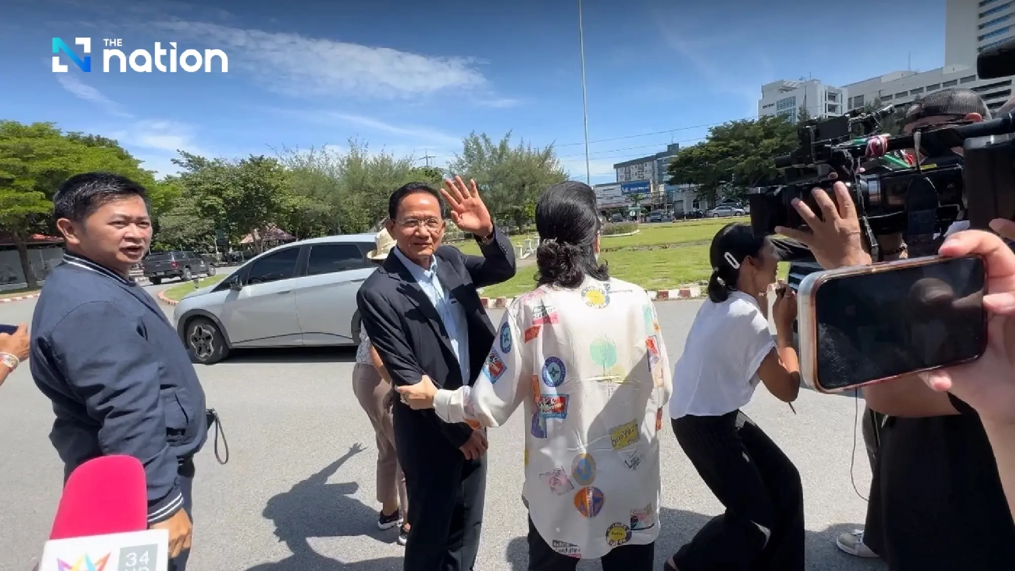 Sister, brother-in-law visit Thaksin at Klong Prem Prison on Monday