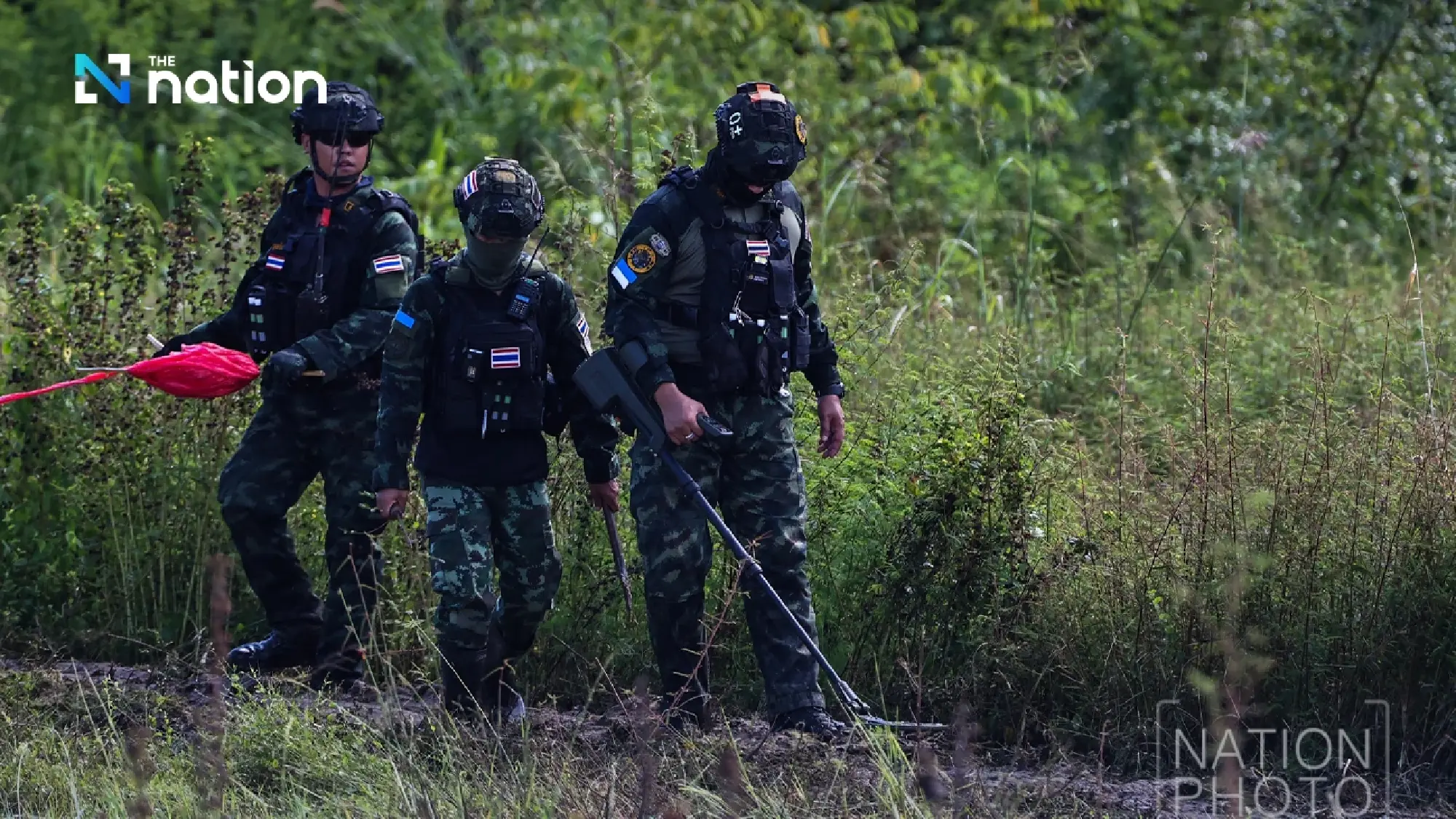 Thai troops press on with mine clearance despite Cambodian onlookers