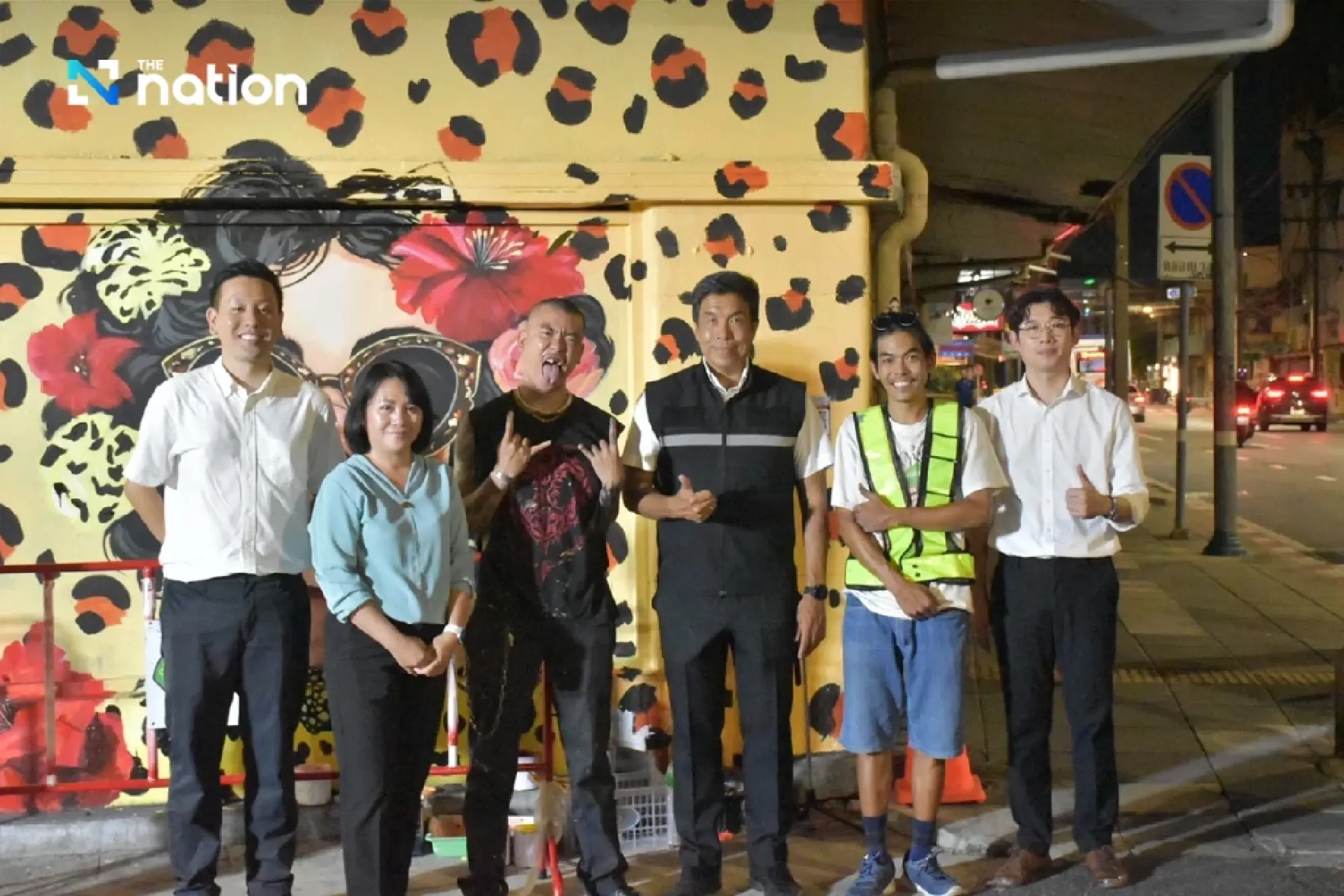 Bangkok Governor oversees restoration of vandalised mural on Charoen Krung 30