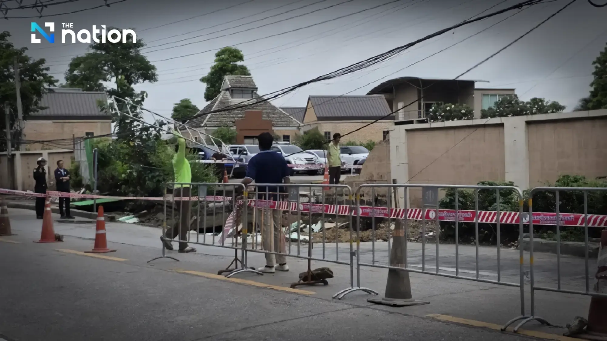 Road subsidence in Bang Kho Laem closes traffic lanes, but hospital remains accessible