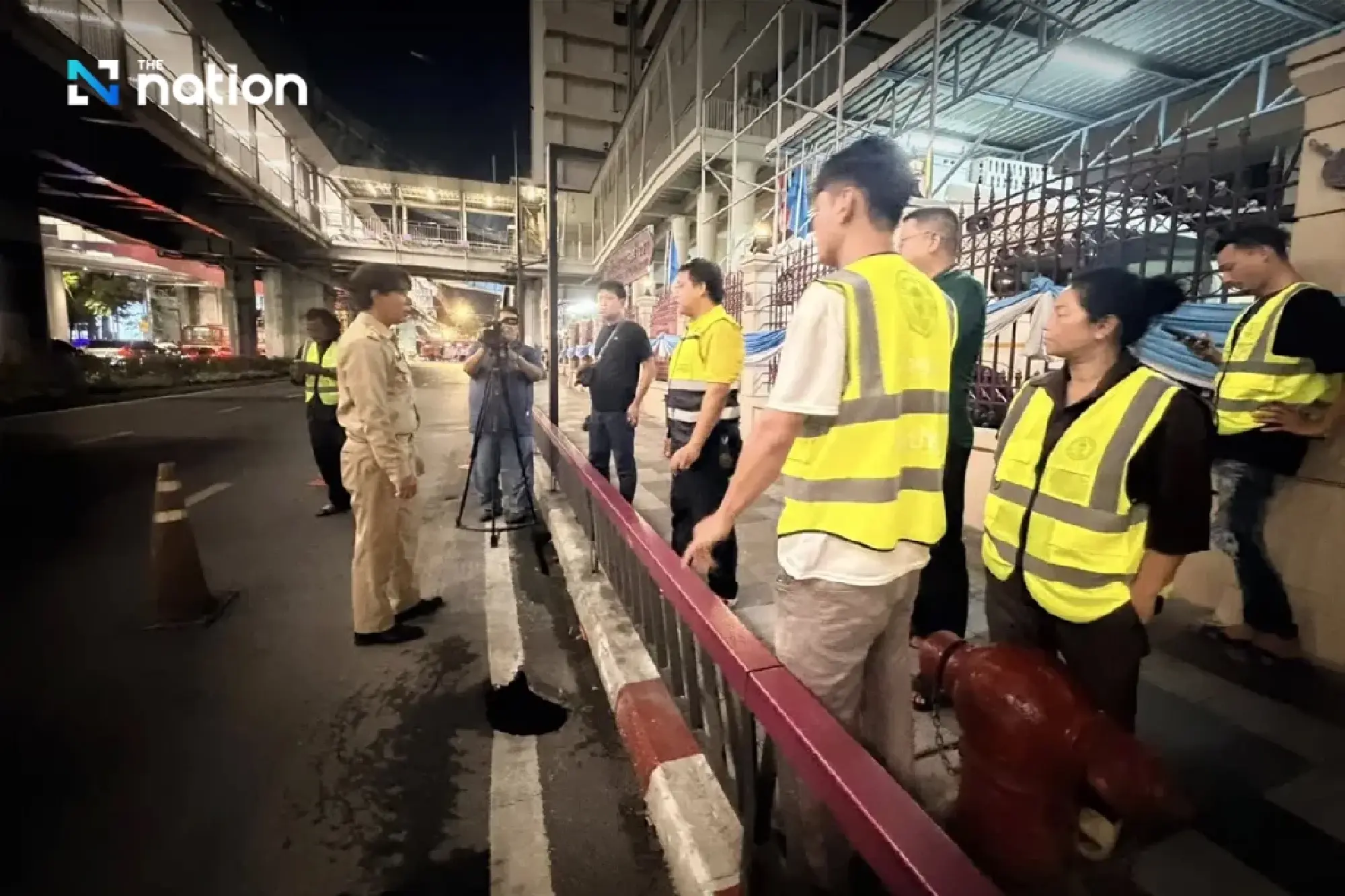 Drivers warned as small sinkhole appears on Rama 1 Road outside Police General Hospital