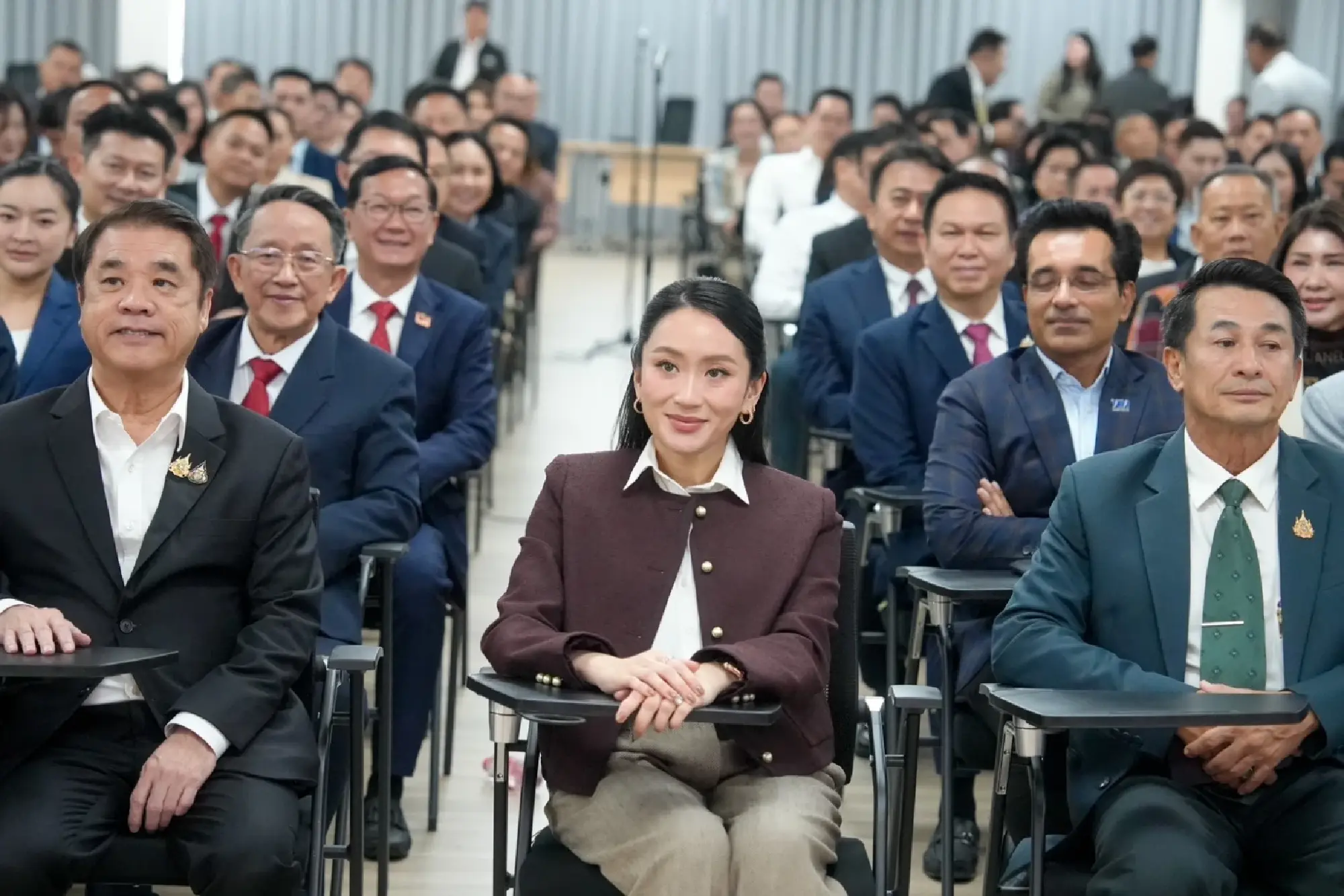 Paetongtarn Steps Down as Pheu Thai Leader, Pledges Total 'Overhaul'