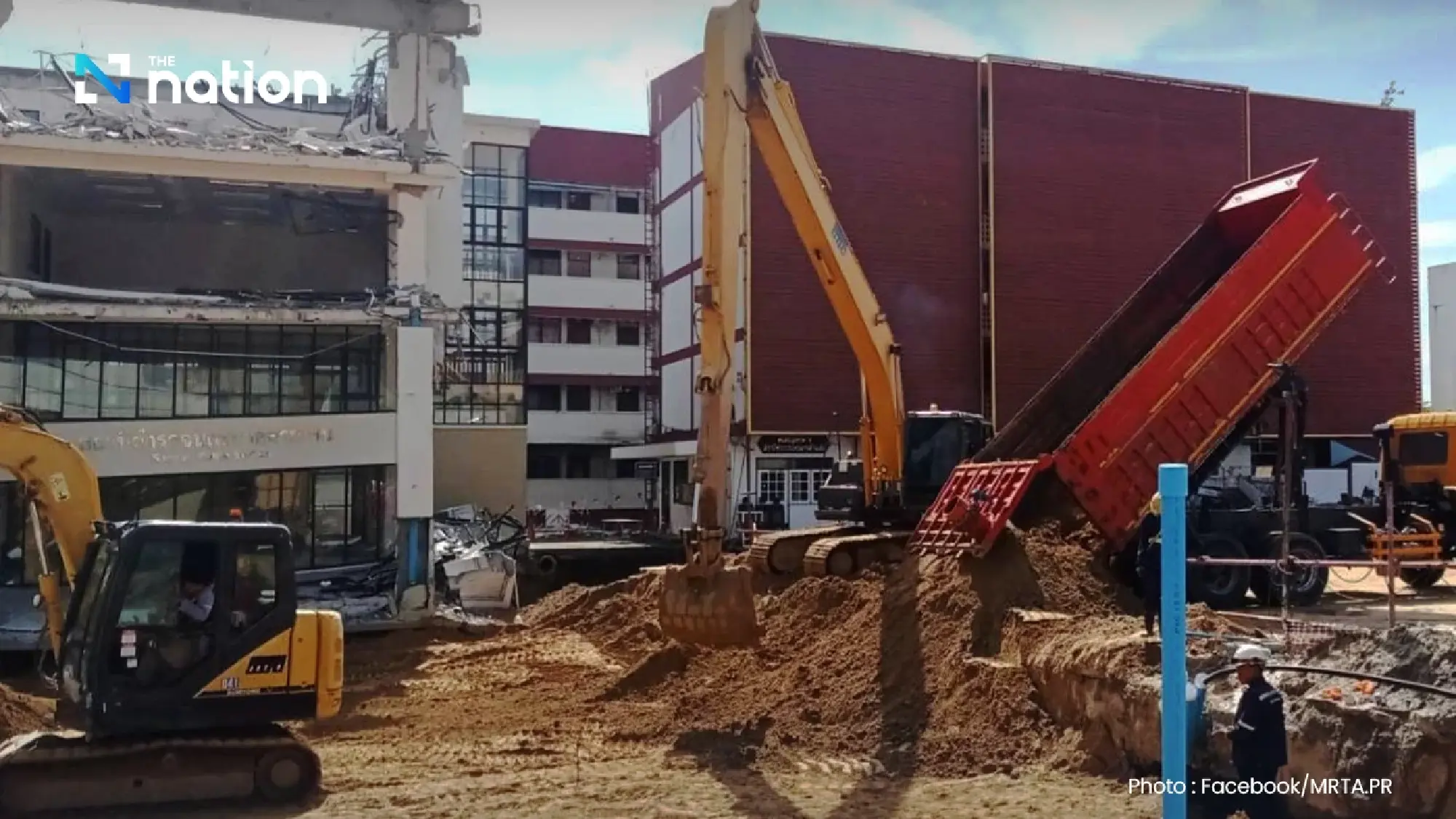 Bangkok governor inspects Samsen road, confirms MRT tunnel remains stable