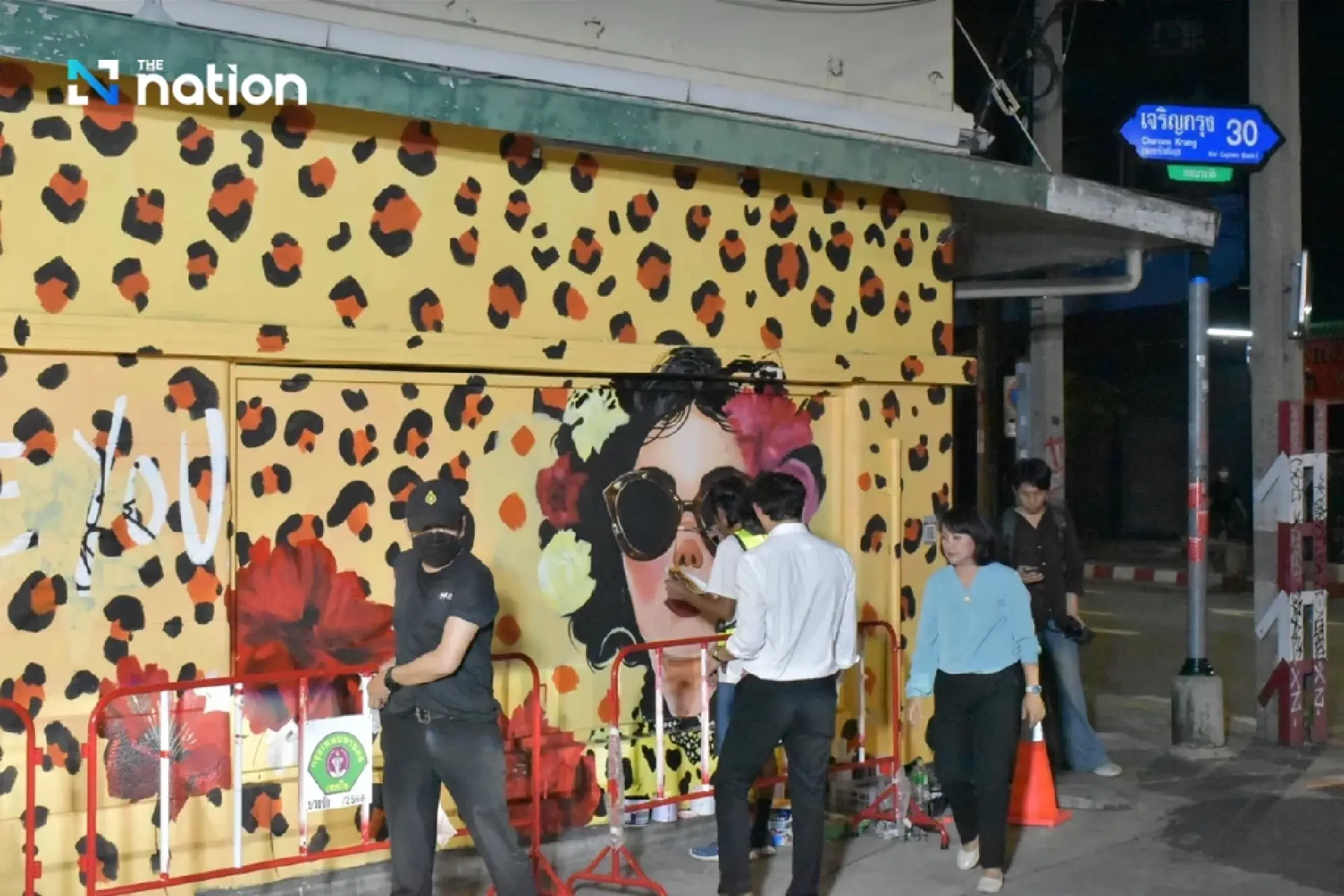 Bangkok Governor oversees restoration of vandalised mural on Charoen Krung 30