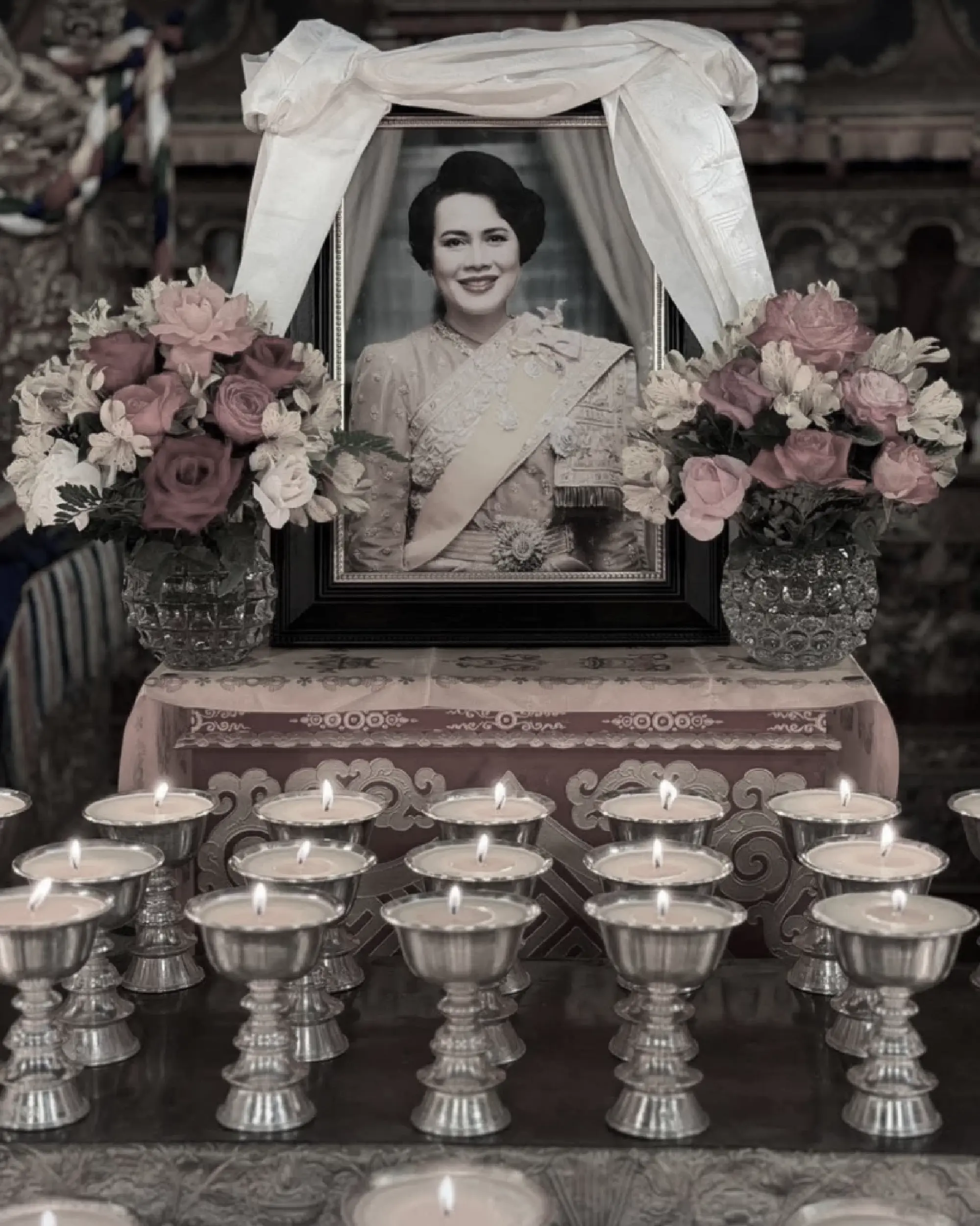 King Jigme of Bhutan lights a thousand butterlamps to honour Queen Sirikit