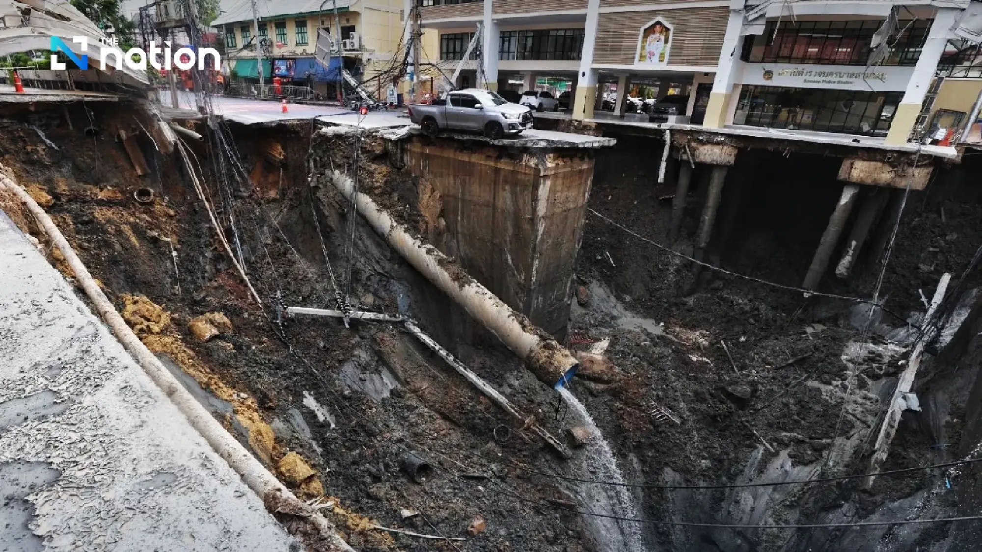 PM orders demolition of Samsen Police Station after sinkhole damages foundation piles