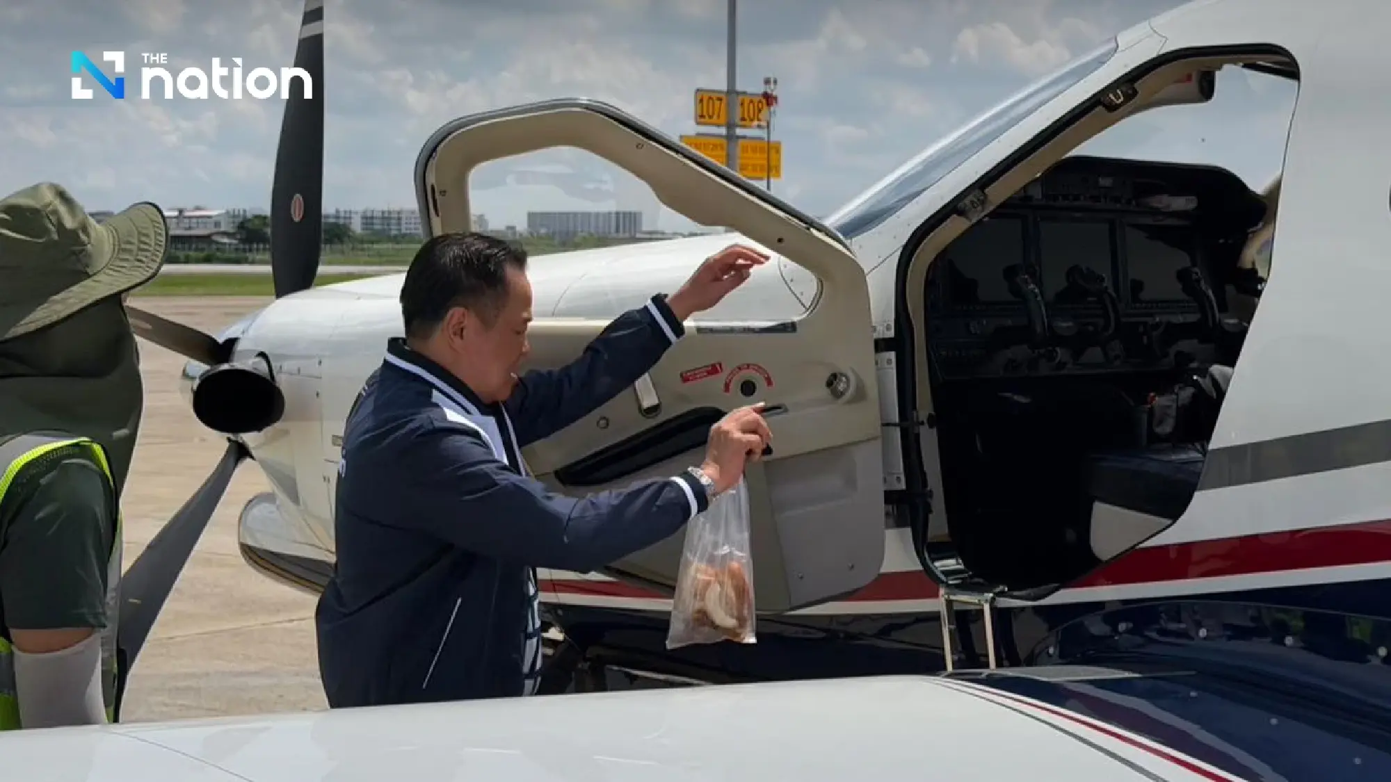 Anutin boasts of getting snacks from Si Yan resident