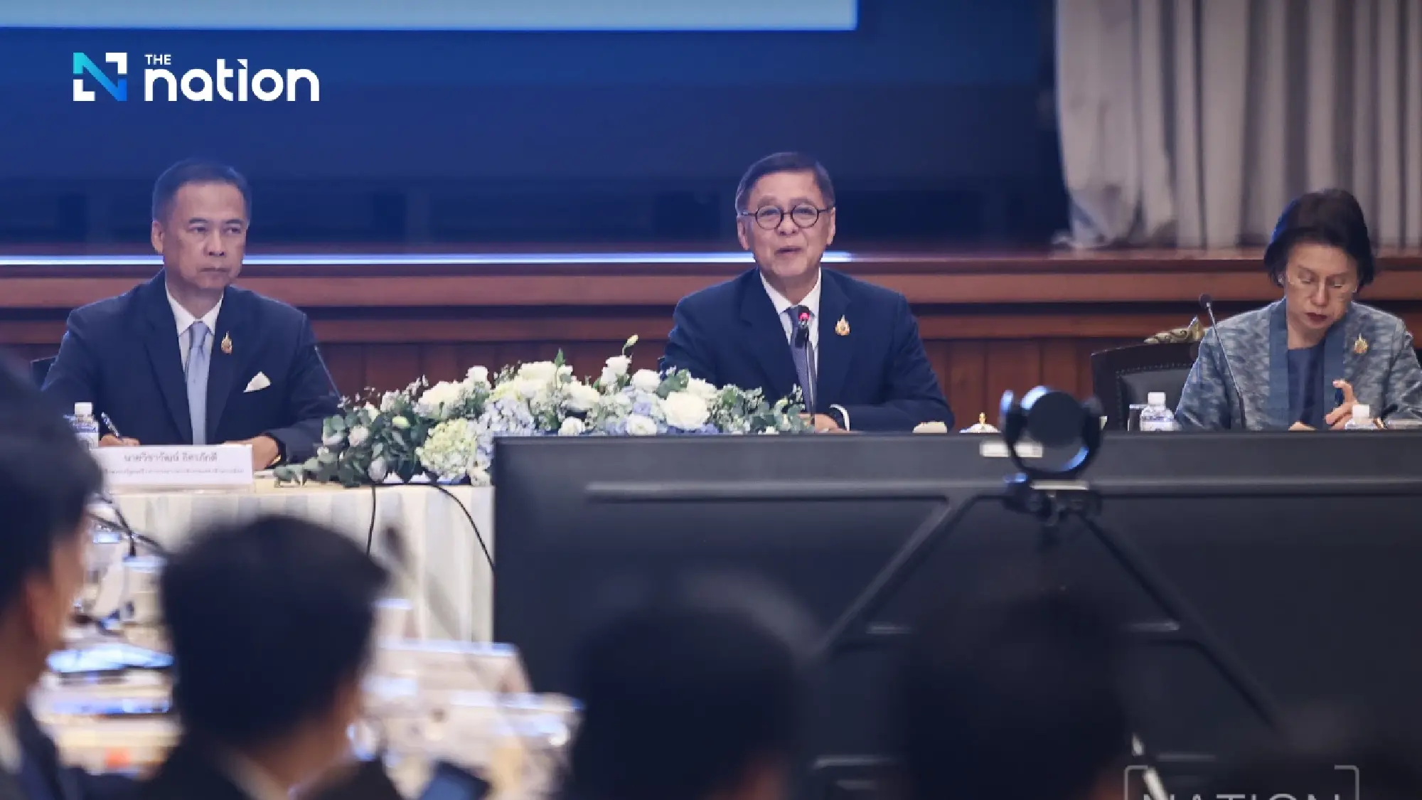 (centre) Sihasak Phuangketkeow