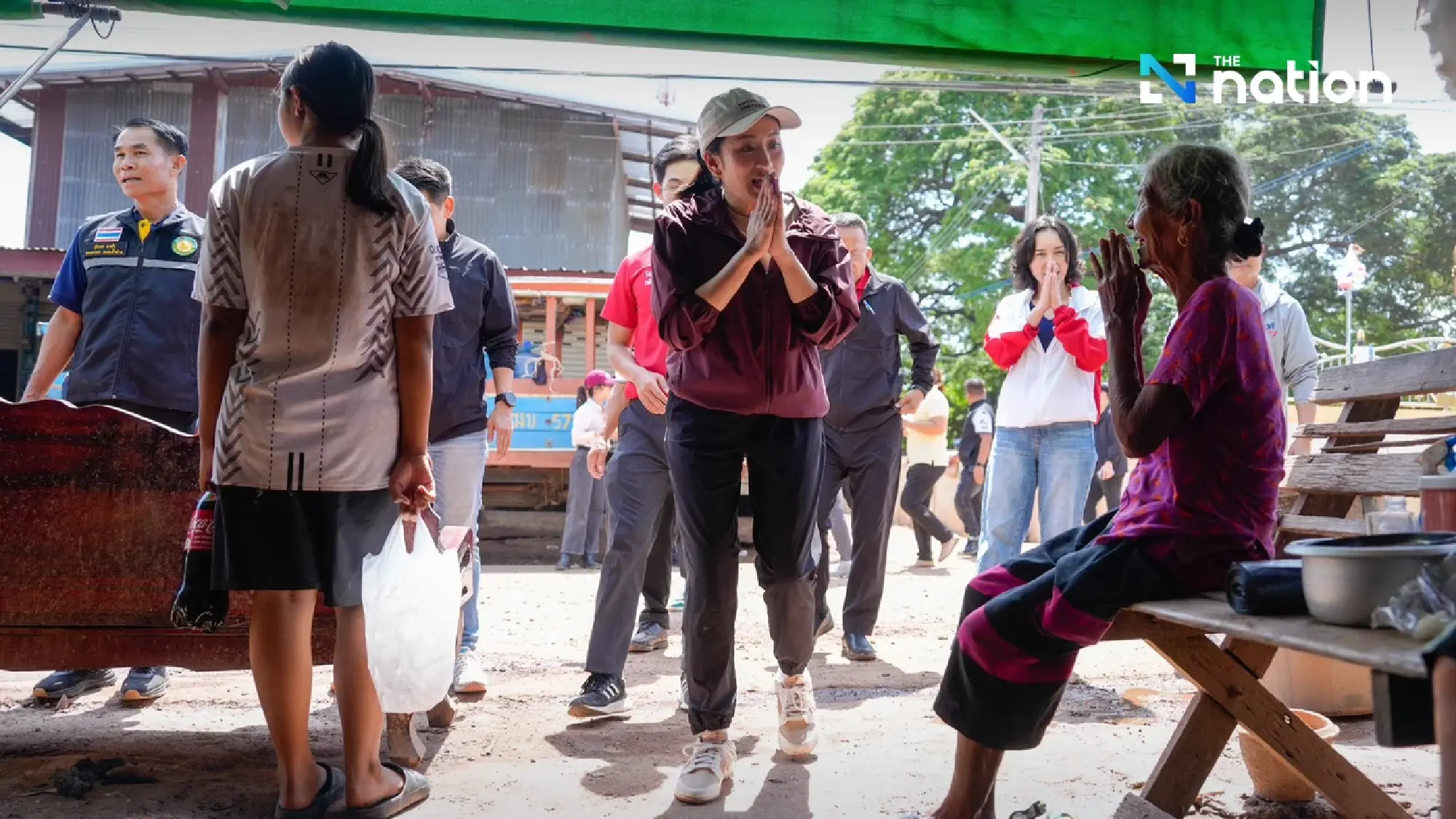 Paetongtarn leads Pheu Thai team to aid flood victims in Uttaradit