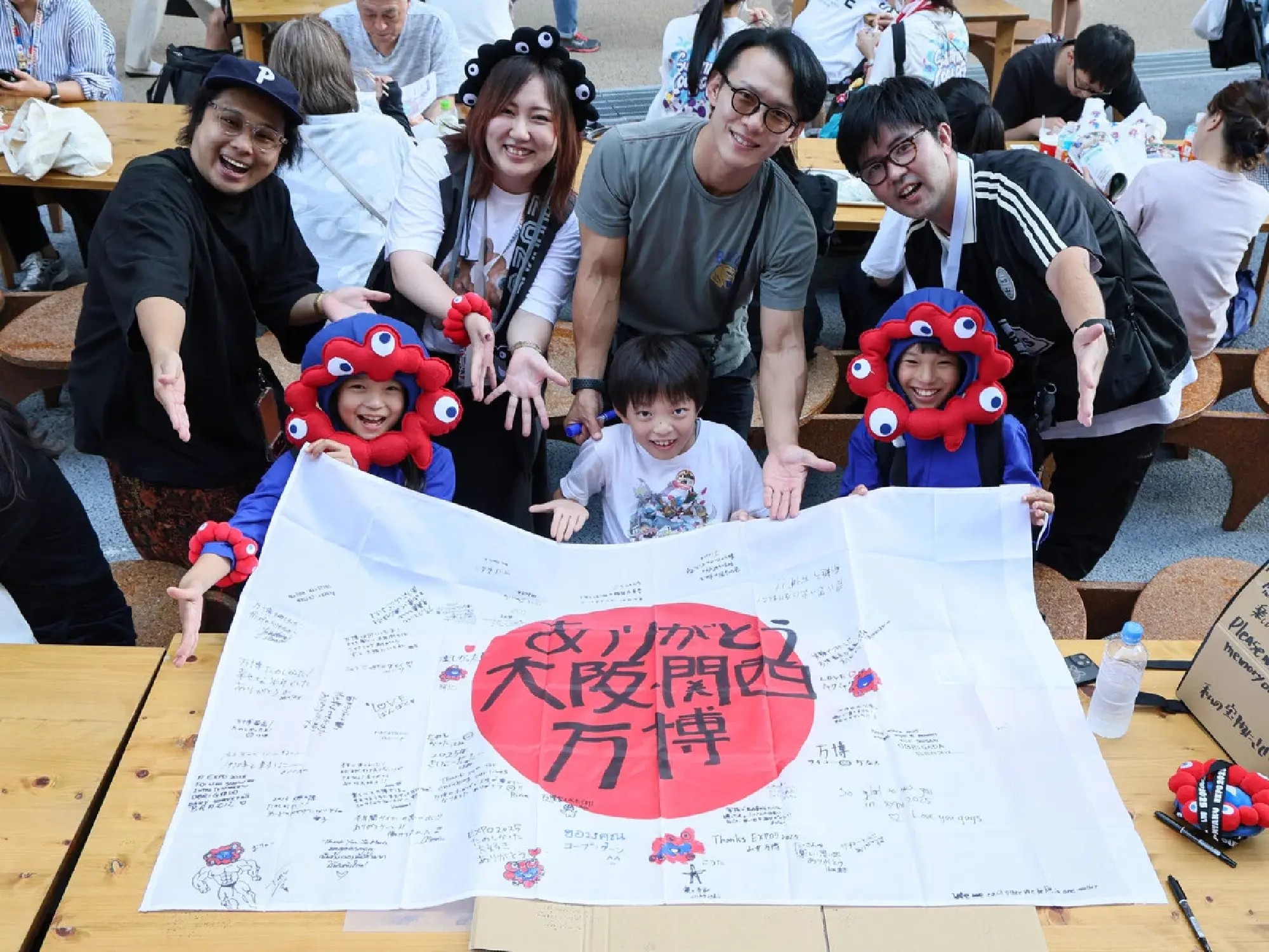 Visitors Enjoy Osaka Expo on Final Day