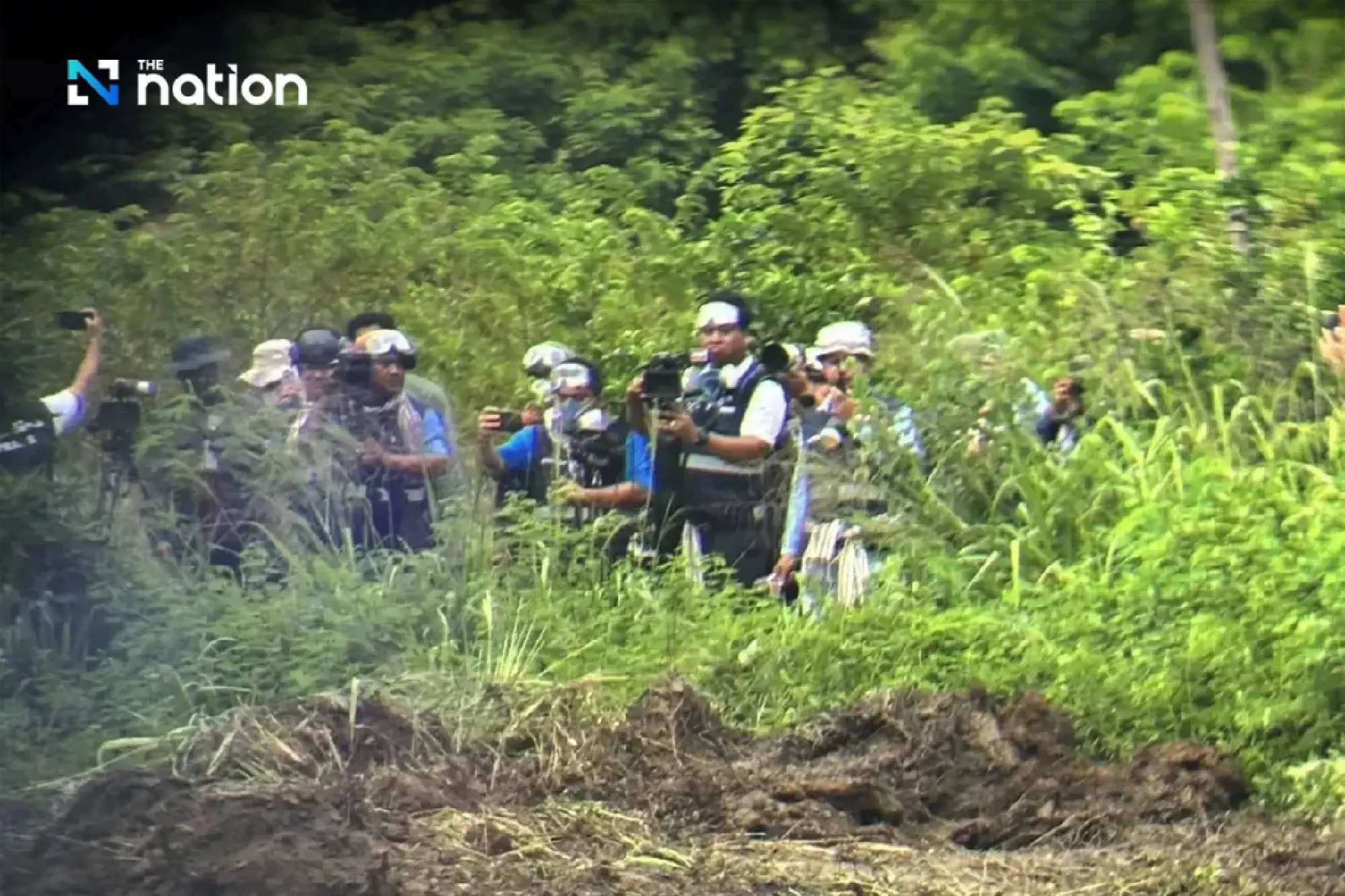 First Army Area deploys crowd control and bomb disposal units at Sa Kaeo border