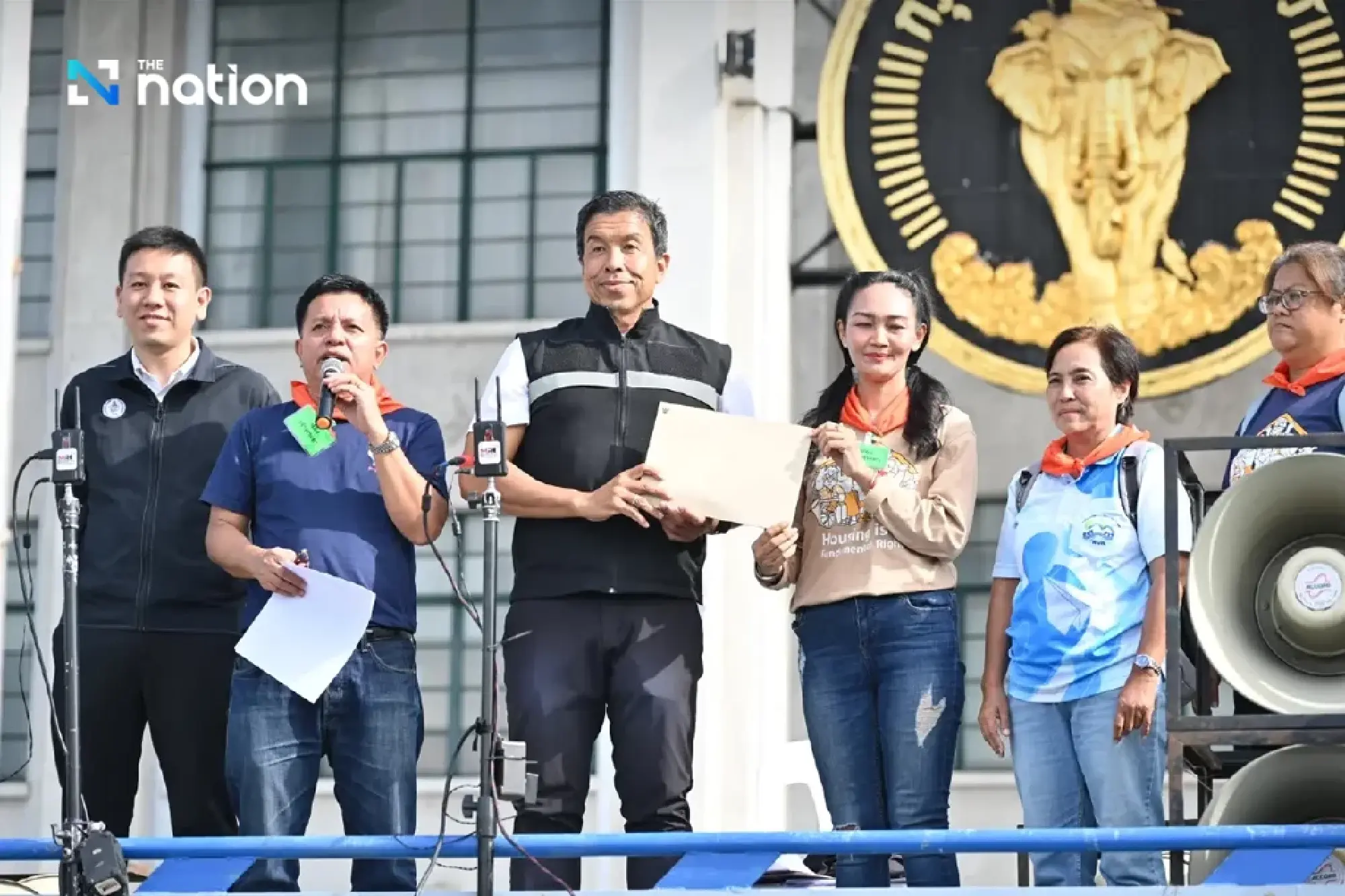 Chadchart inspects Samsen sinkhole site, says road and demolition works are safe