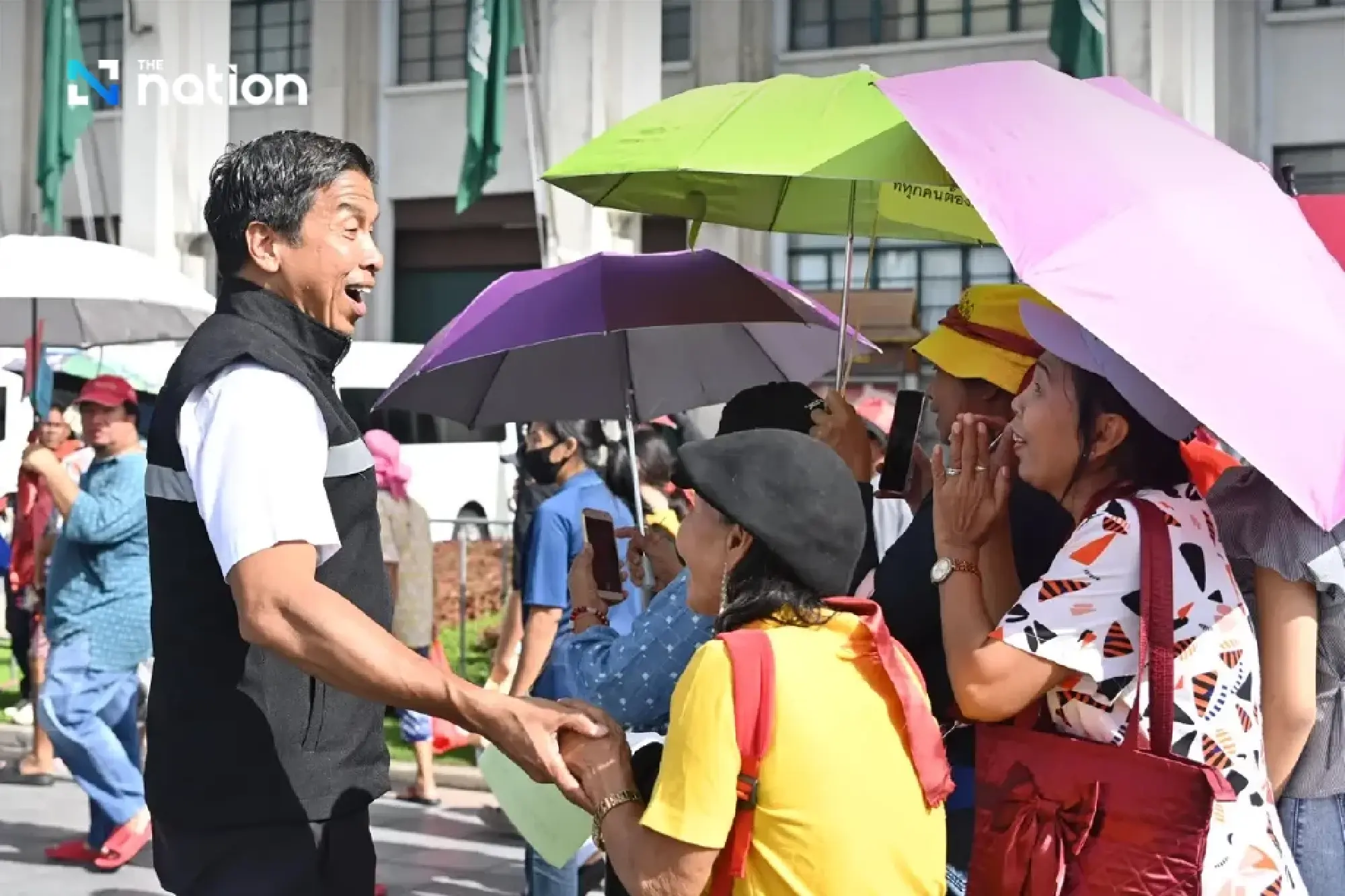 Chadchart inspects Samsen sinkhole site, says road and demolition works are safe