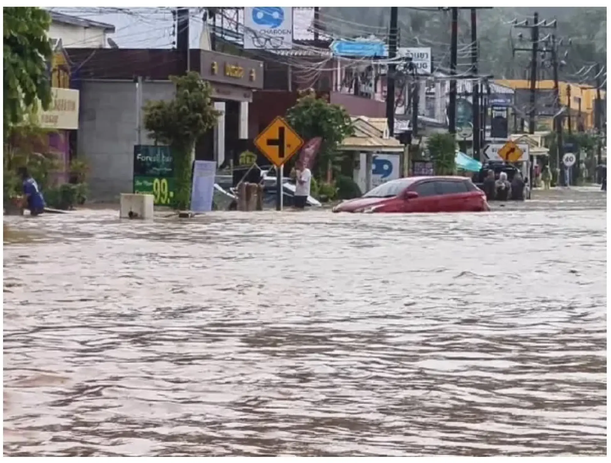 Flash floods hit Khao Lak tourist hub in Phang Nga, forcing hundreds to flee