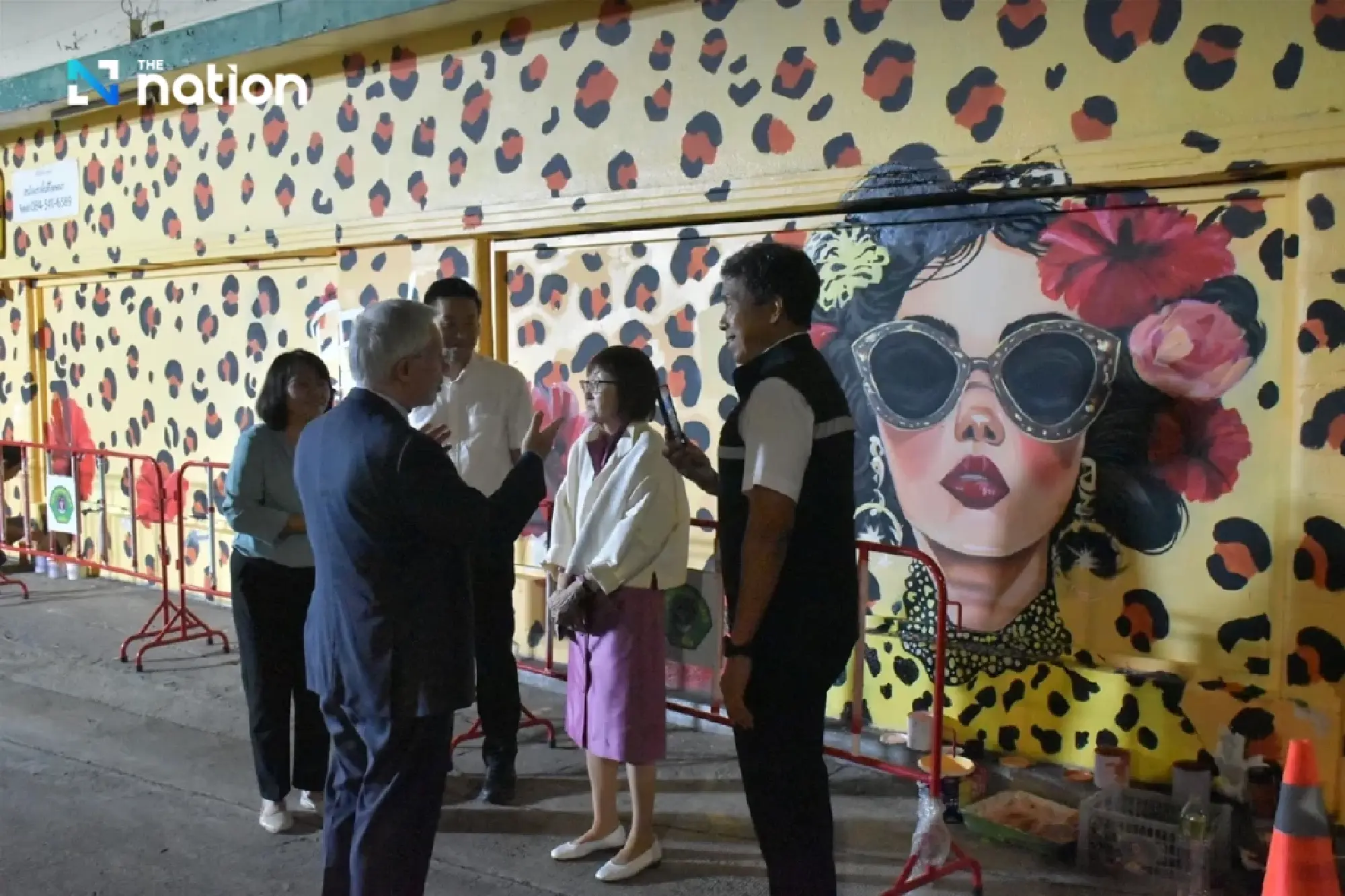 Bangkok Governor oversees restoration of vandalised mural on Charoen Krung 30