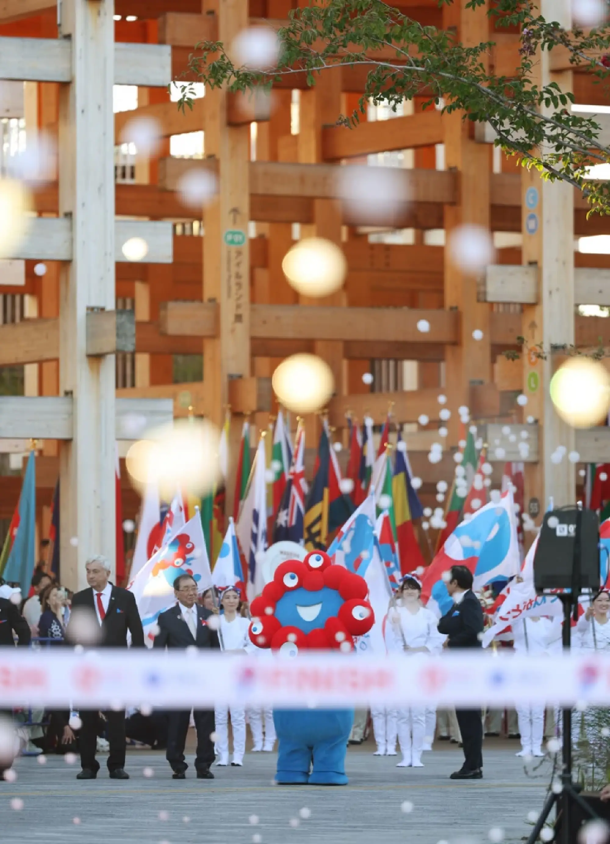 Visitors Enjoy Osaka Expo on Final Day