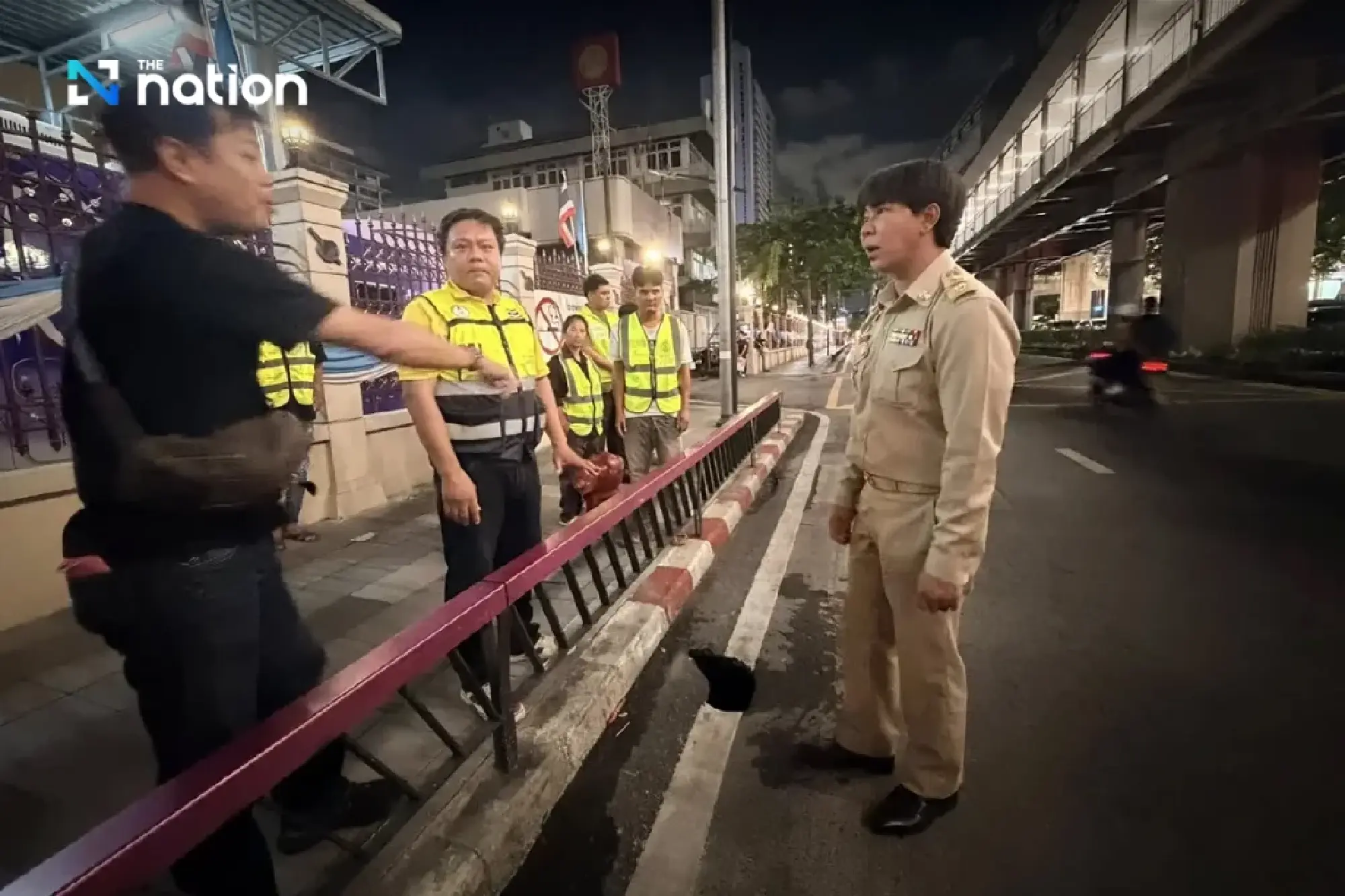 Drivers warned as small sinkhole appears on Rama 1 Road outside Police General Hospital