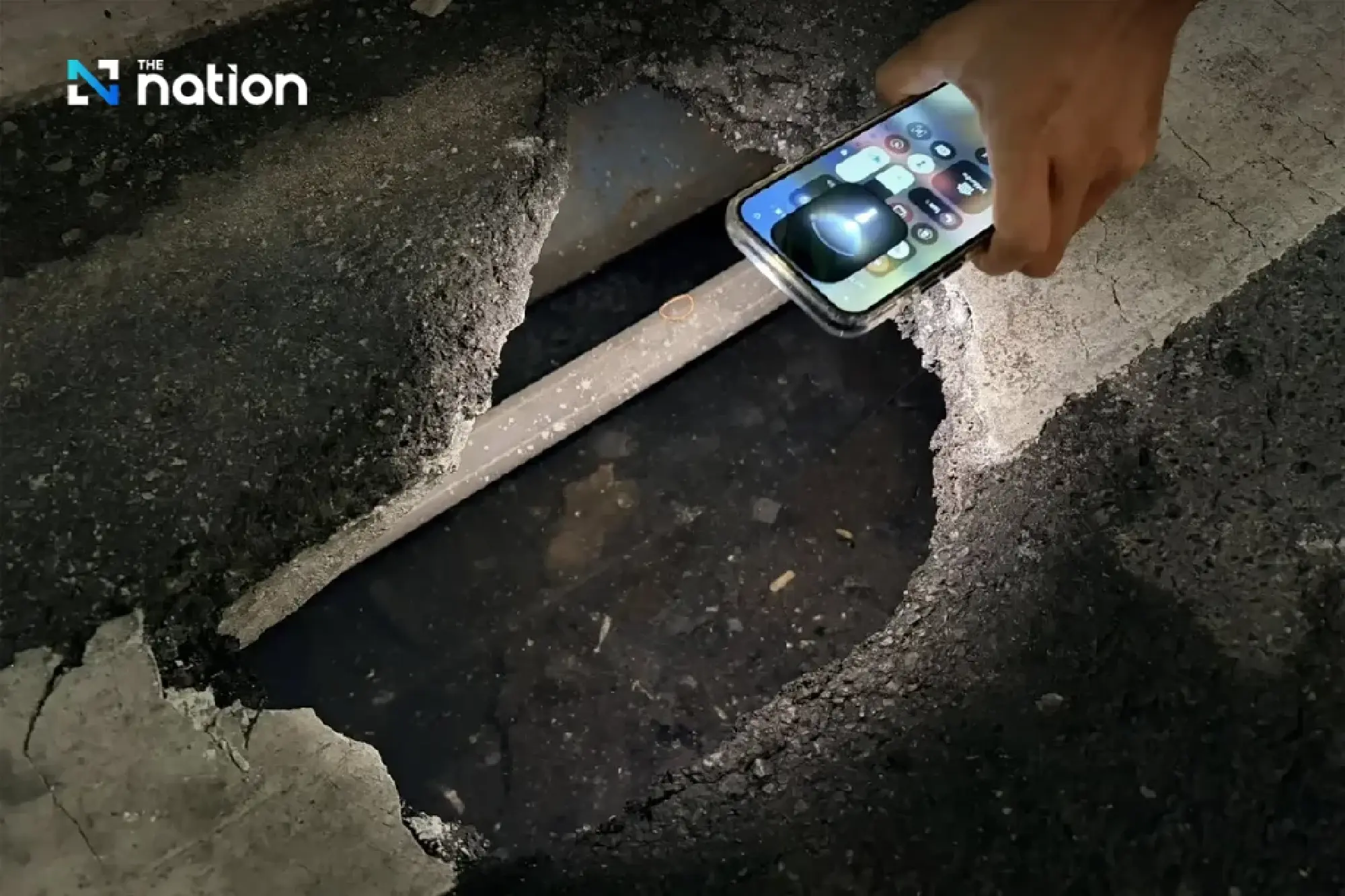 Drivers warned as small sinkhole appears on Rama 1 Road outside Police General Hospital
