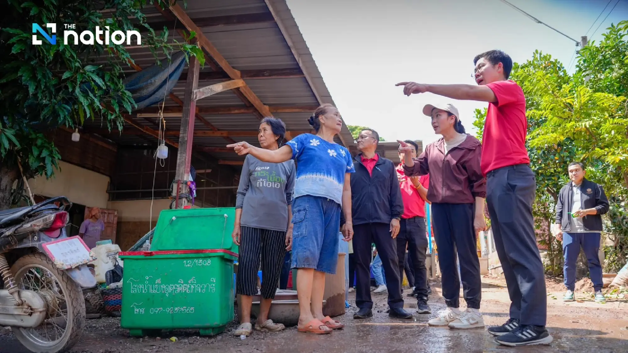 Paetongtarn leads Pheu Thai team to aid flood victims in Uttaradit