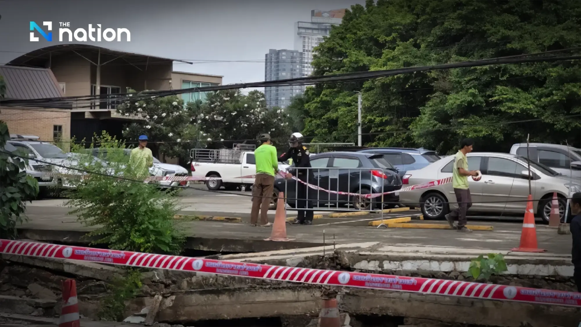 Bangkok Governor inspects road subsidence in Bang Kho Laem, repairs to be completed in three days