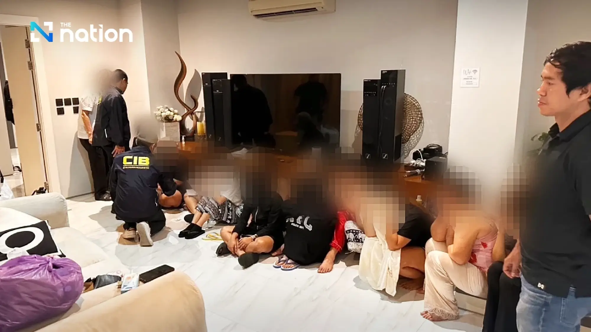 Police raid luxury villas in Samut Prakan to arrest cross-border scammers fleeing Myanmar