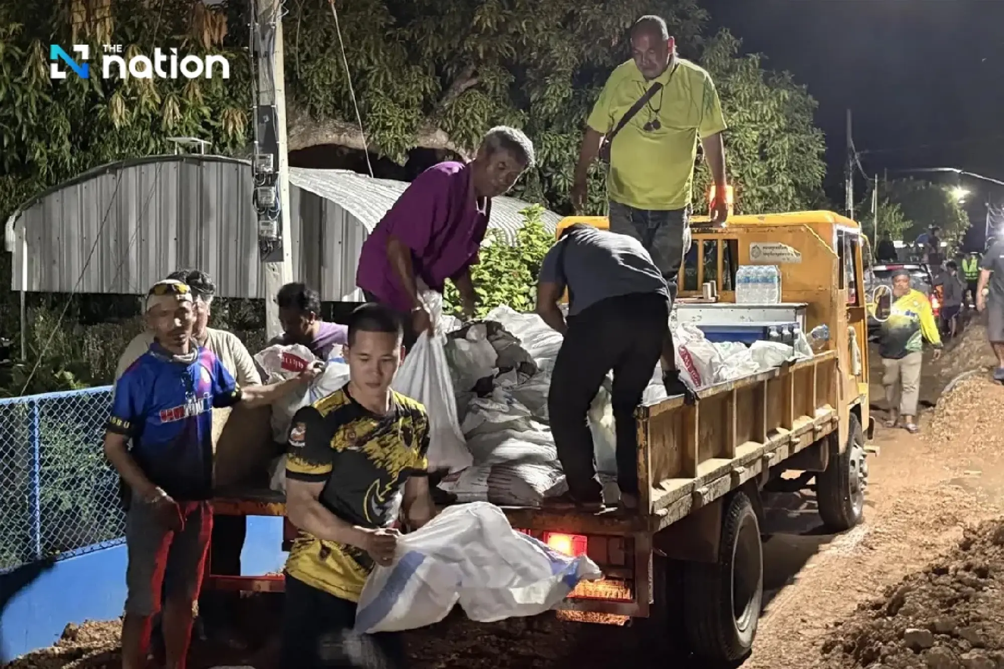 Sing Buri declares crisis as water bursts under embankment, three communities evacuated