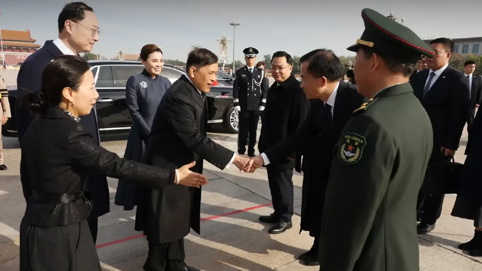 His Majesty the King and Her Majesty the Queen's Visit to Tiananmen Square and Lingguang Temple